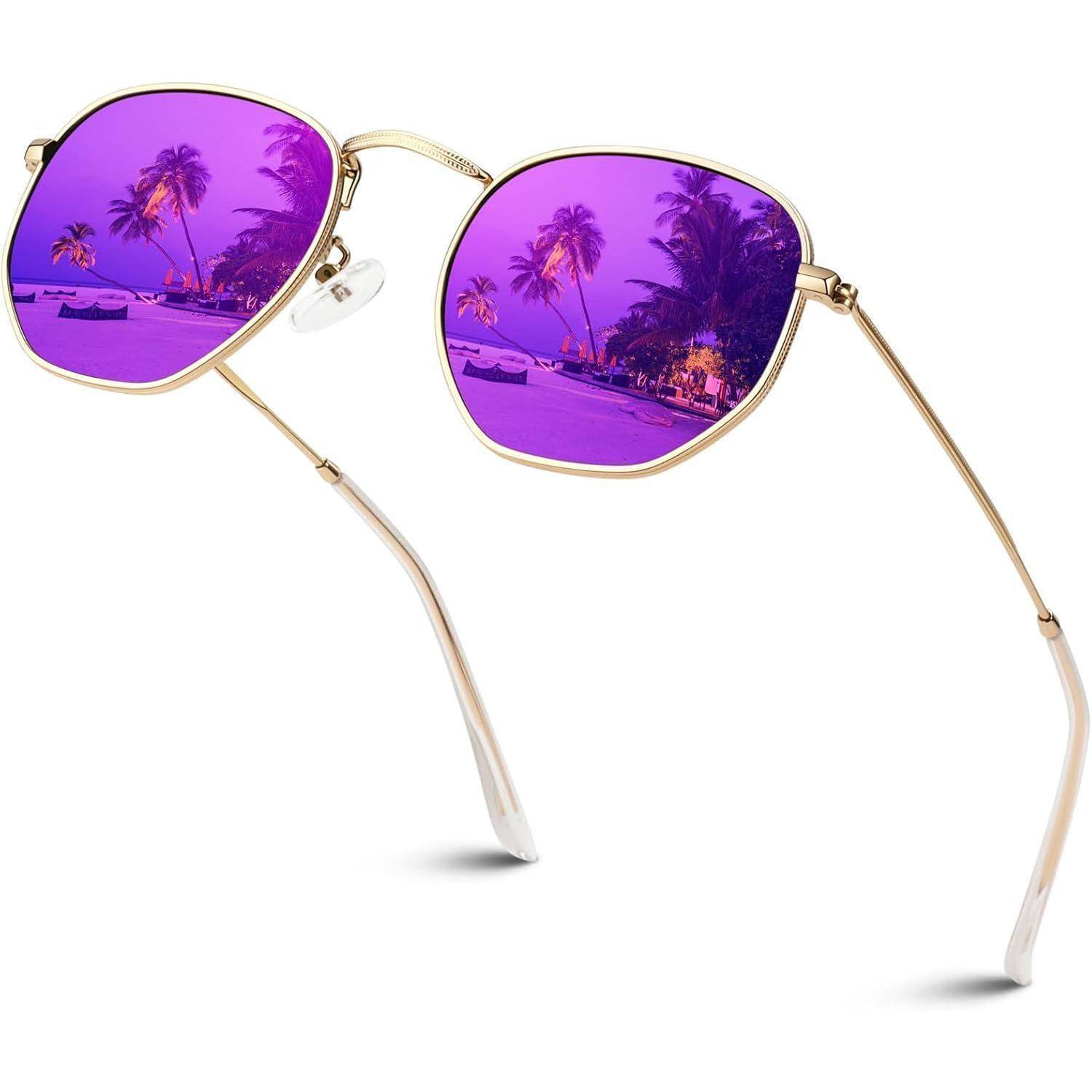 Goldfarbene Sonnenbrille mit lila getönten Gläsern, die eine tropische Strandszene mit Palmen und einem ruhigen Ozean reflektieren.