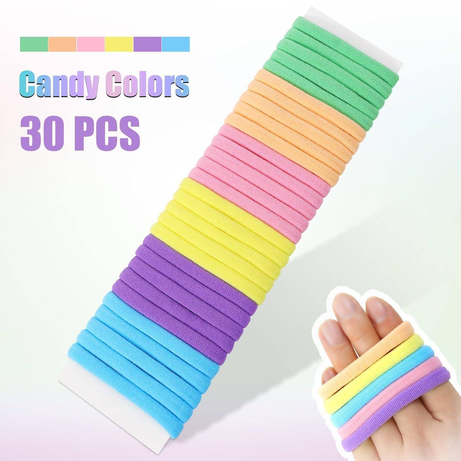 Eine Reihe bunter elastischer Haargummis wird präsentiert. Jeder Gummi hat eine andere Pastellfarbe; eine Beispielpackung trägt die Aufschrift „Candy Colors 30 Stück