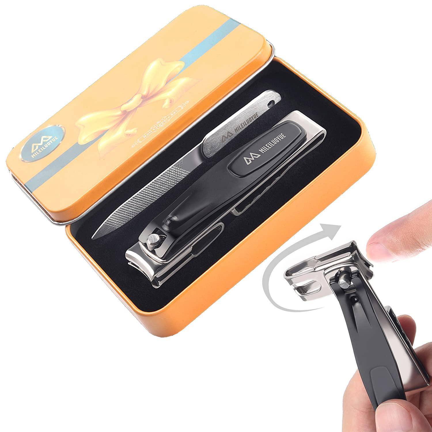 Nagelpflegeset mit einem schwarzen Nagelknipser und einer Metallfeile, die in einer orangefarbenen Box mit einem gelben Schleifendesign platziert sind. Eine Hand bedient den Nagelknipser.