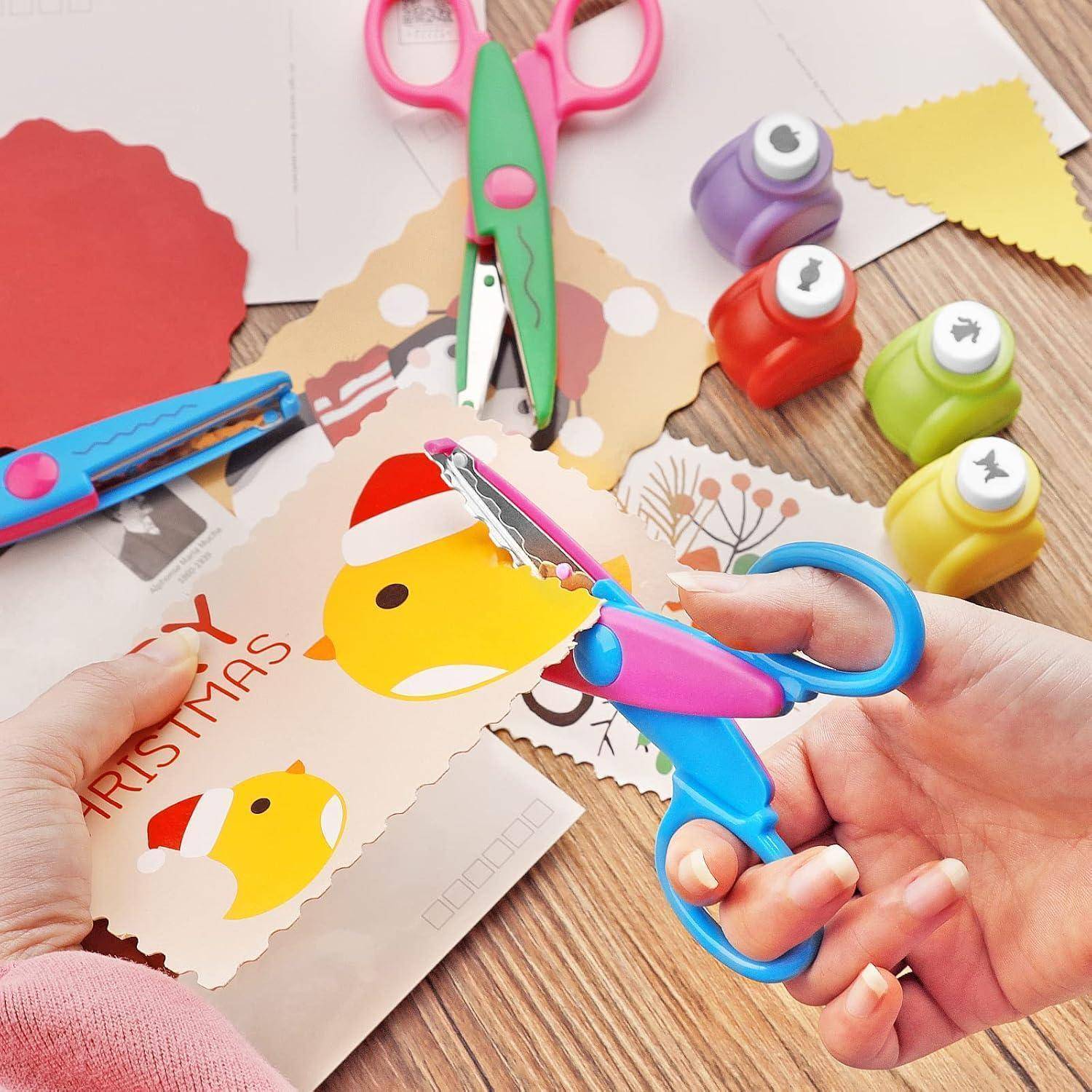 Werkzeuge auf einem Tisch anordnen, einschließlich bunter Scheren, Papierstanzer und Materialien zum Erstellen festlicher Karten mit Feiertagsmotiven.