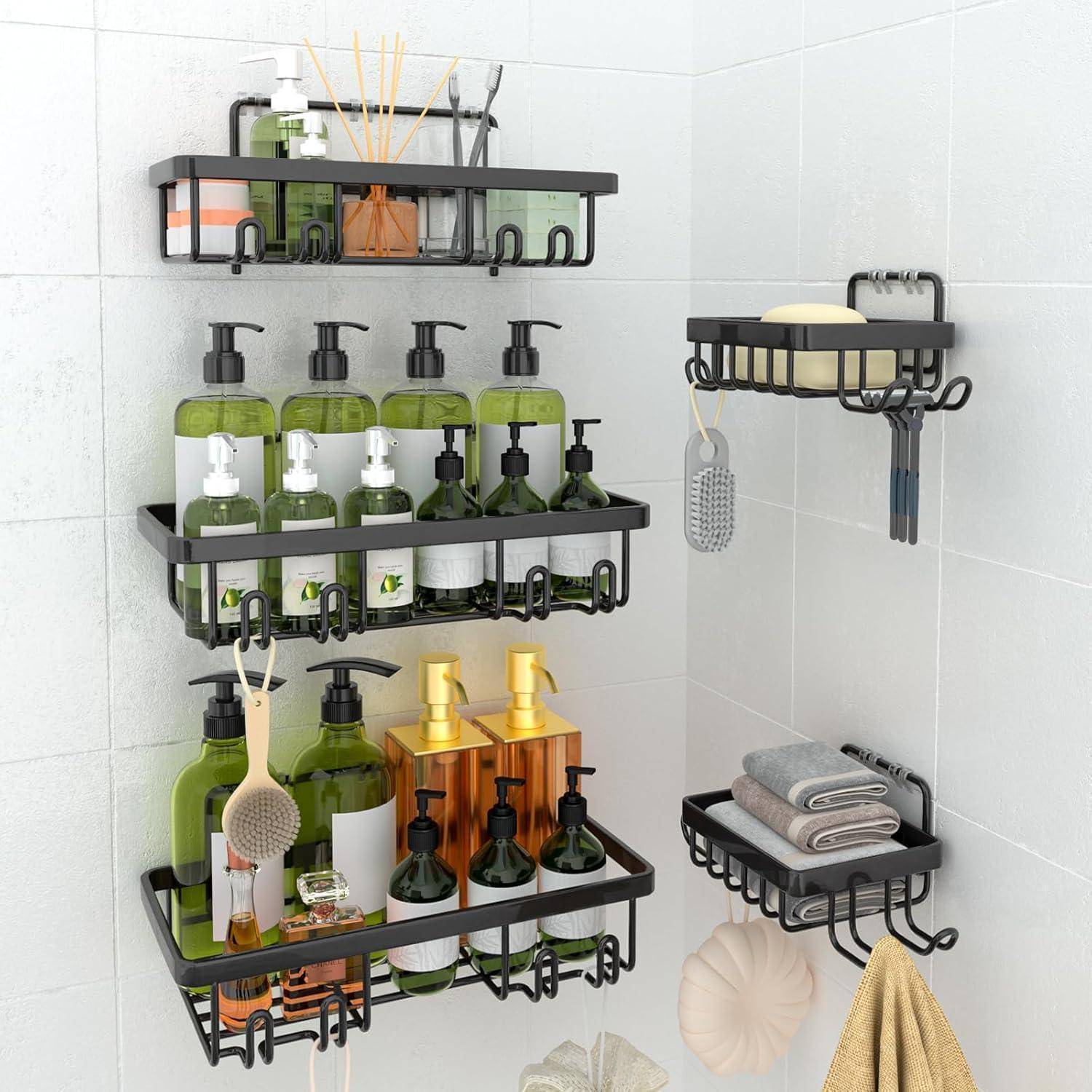 Drei schwarze, an der Wand montierte Metallregale in einem Badezimmer halten Flaschen mit Shampoo und Duschgel, mit Haken darunter zum Aufhängen von Gegenständen.