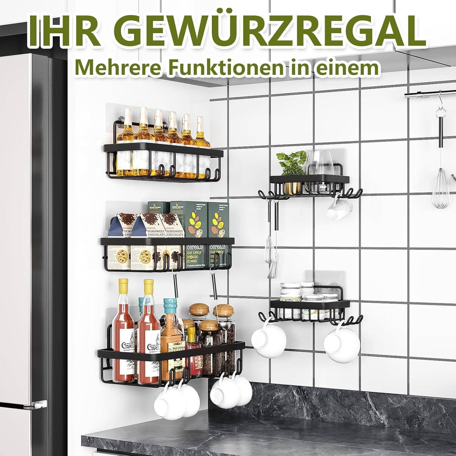 Küchenrückwand mit schwarzen Metallgewürzregalen, die Gewürze, Flaschen und Gläser halten. Eine grüne Pflanze auf einem Regal. Bildunterschrift lautet: 'IHR GEWÜRZREGAL - Mehrere Funktionen in einem.