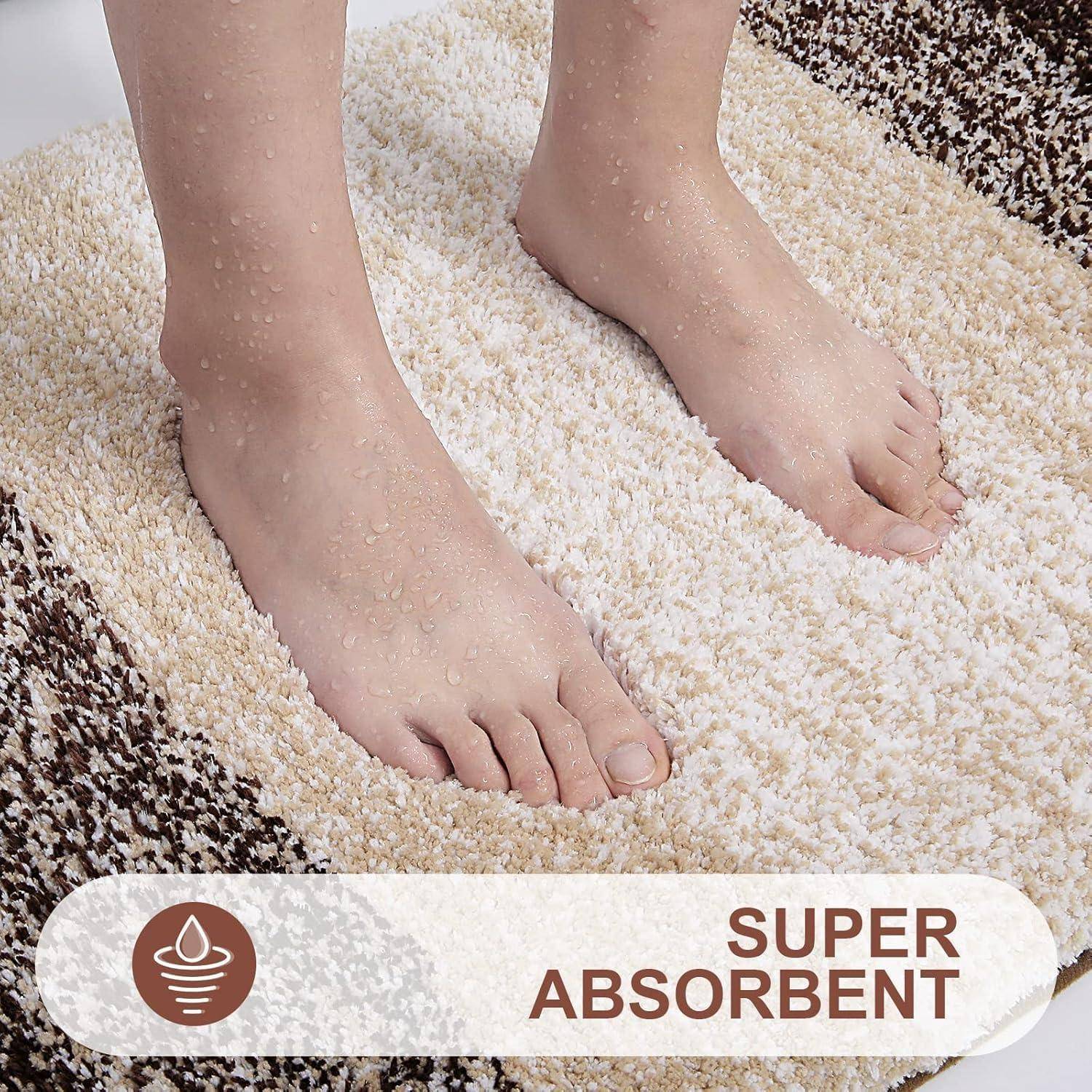 Nackte Füße auf einer strukturierten, braun-beigen Badematte. Text auf dem Bild liest sich „Super absorbierend