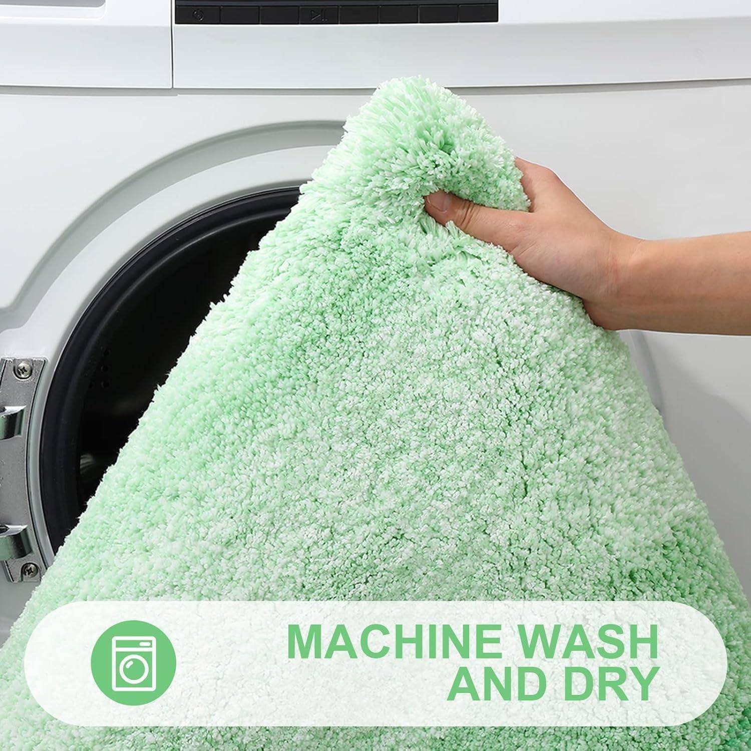 Eine Hand legt einen flauschigen grünen Teppich in eine Waschmaschine. Ein Etikett am unteren Rand trägt die Aufschrift „MASCHINENWÄSCHE UND -TROCKNUNG