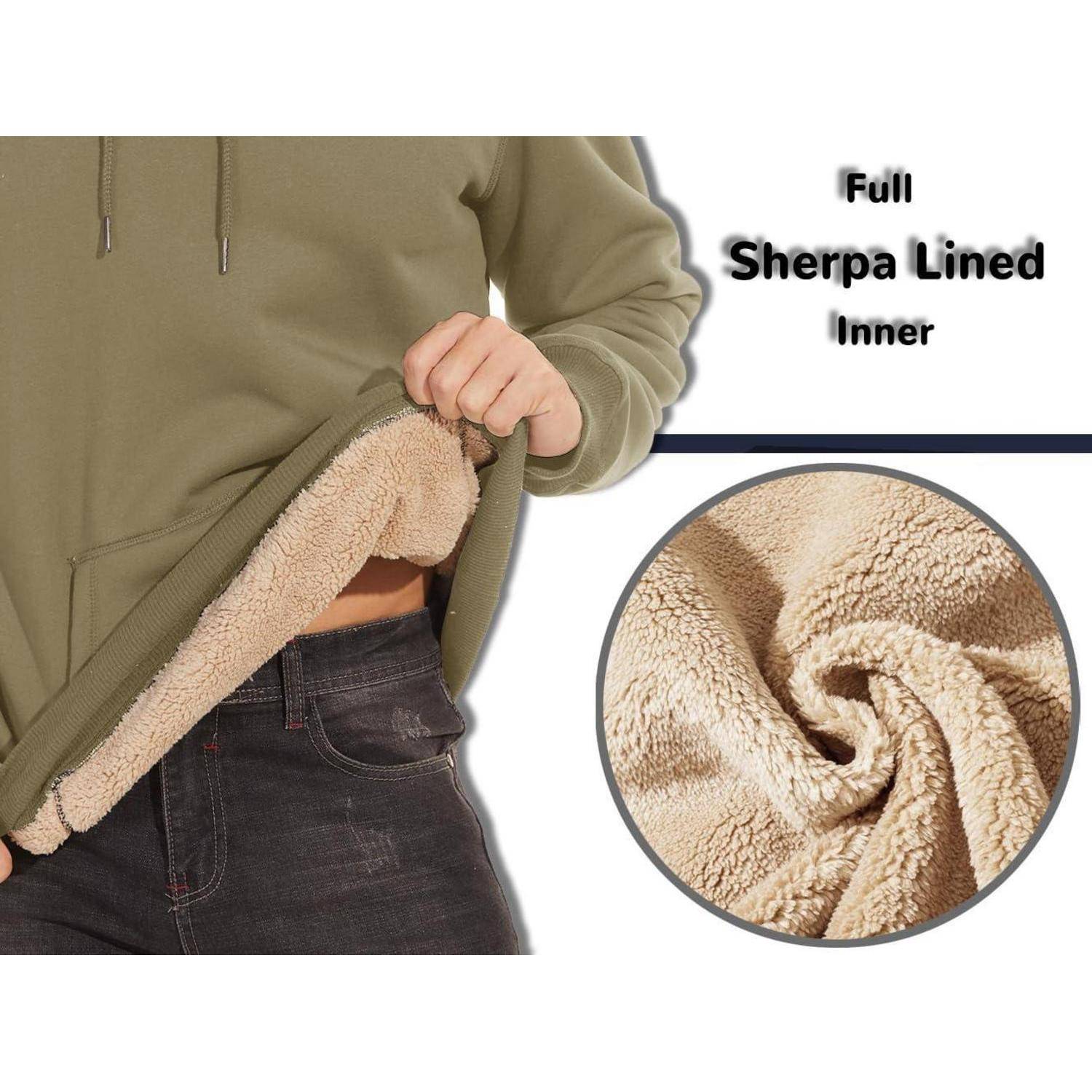 Person zieht am grünen Pullover, um die weiche beige Sherpa-Fütterung freizulegen. Kreisrundes Inset zeigt Nahaufnahme der plüschigen Gewebestruktur.