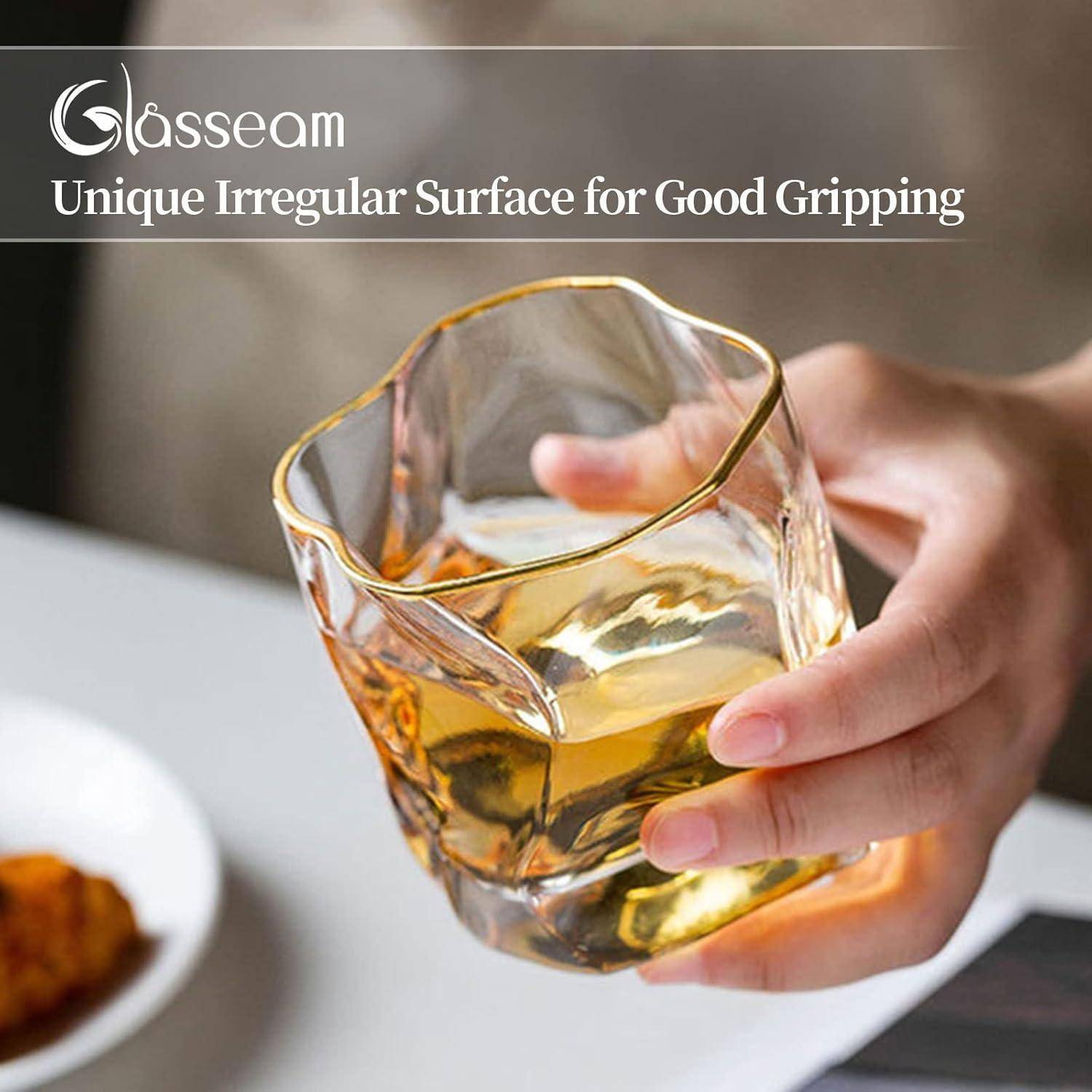 Eine Hand hält ein einzigartig geformtes Glas, das mit einem hellbraunen Getränk gefüllt ist. Der Text lautet: „Einzigartige unregelmäßige Oberfläche für guten Halt.