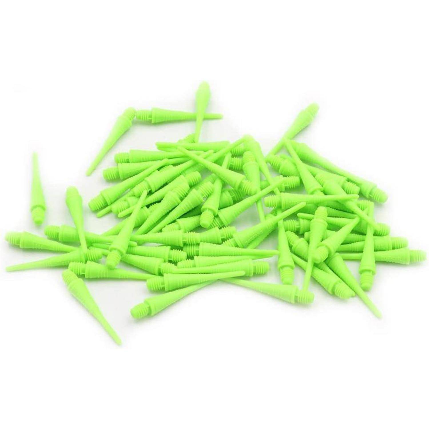 Ein Haufen leuchtend grüner Plastik-Dartspitzen, die auf einem weißen Hintergrund verstreut sind und für Soft-Tip-Darts in elektronischen Dartscheiben verwendet werden.