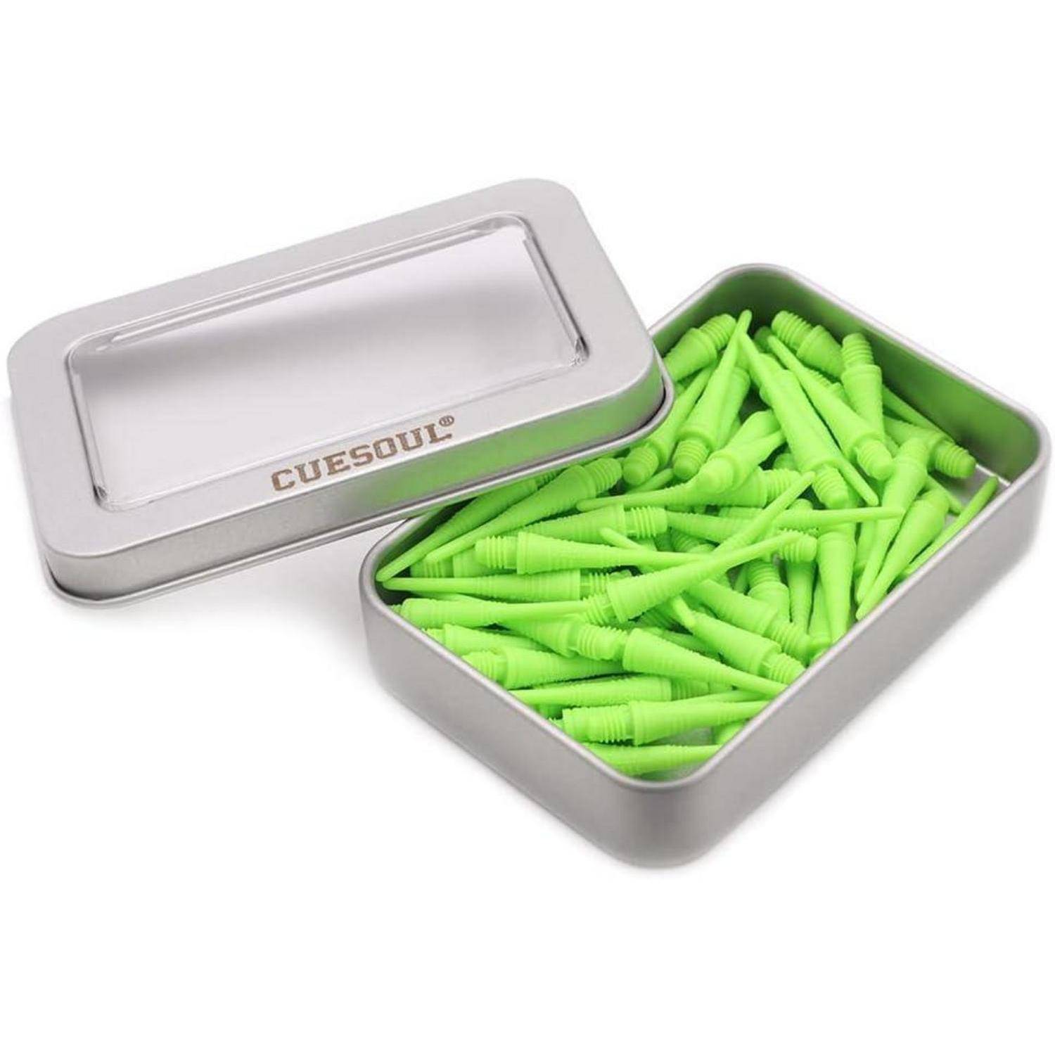 Eine Metalldose enthält zahlreiche grüne Dartspitzen, wobei die Marke 'Cuesoul' auf dem Deckel zu sehen ist.