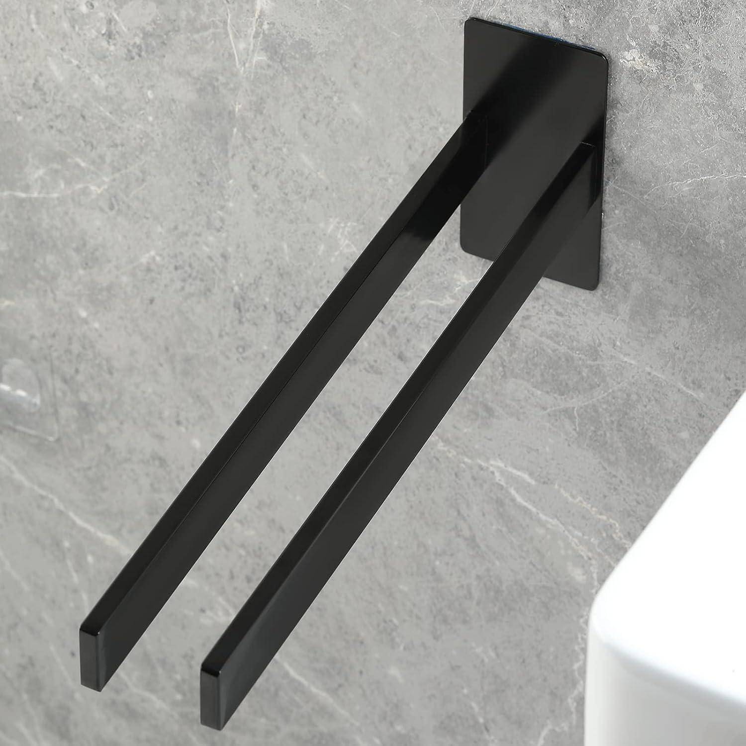 Schwarze, an der Wand befestigte Metallregalhalterung vor einer grauen Steinwand, die darauf ausgelegt ist, Regale sicher zu tragen.