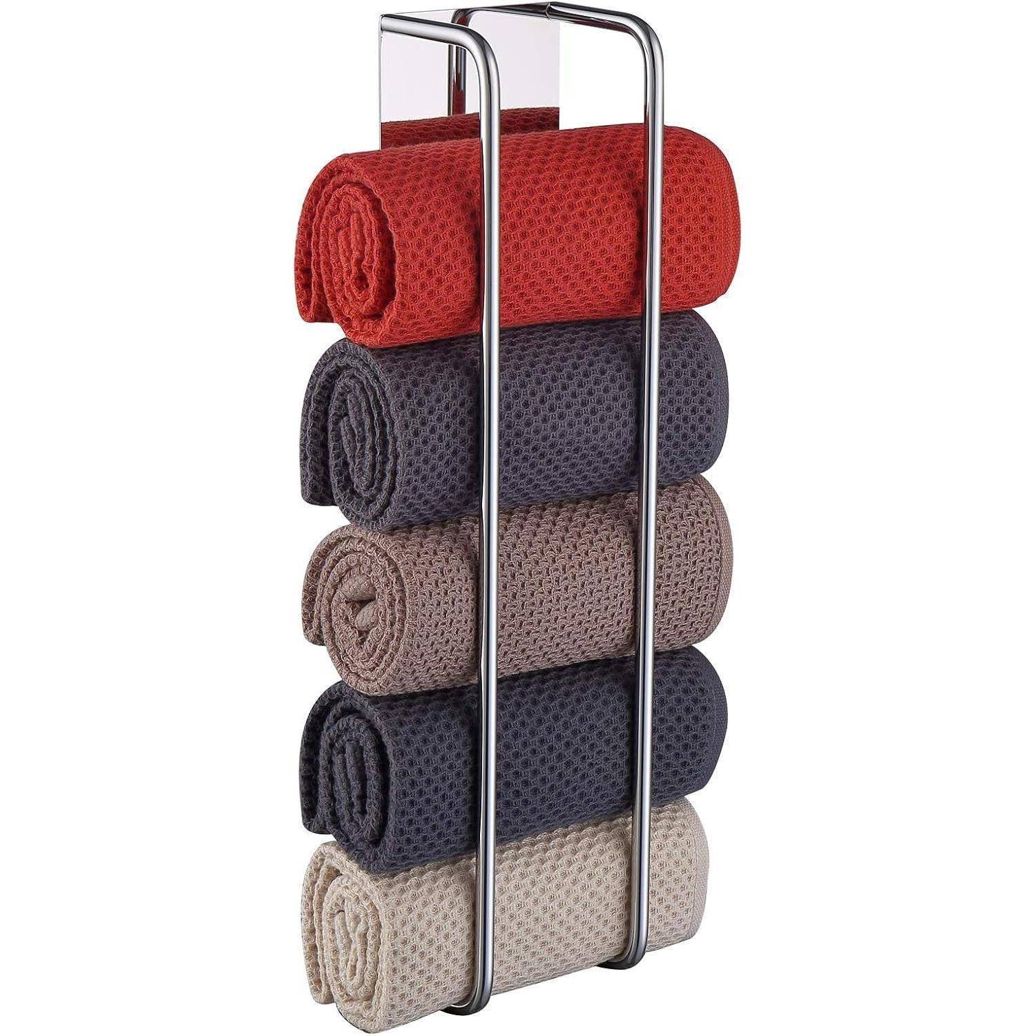 Fünf aufgerollte Handtücher in verschiedenen Farben, darunter Rot, Grau, Beige und Schwarz, sind ordentlich auf einem vertikalen Metallständer arrangiert.