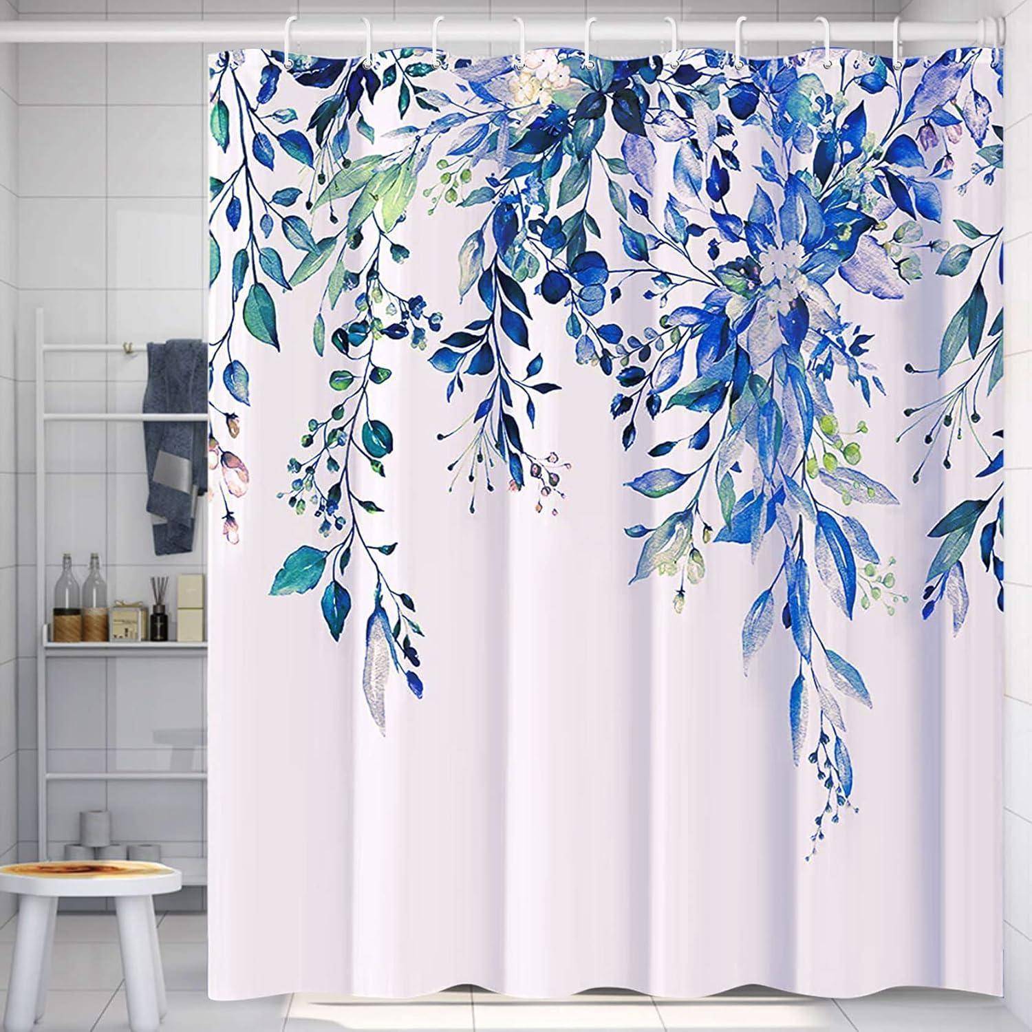 Floraler Duschvorhang mit blau-grünem Aquarelldesign, der in einem weißgekachelten Badezimmer hängt.