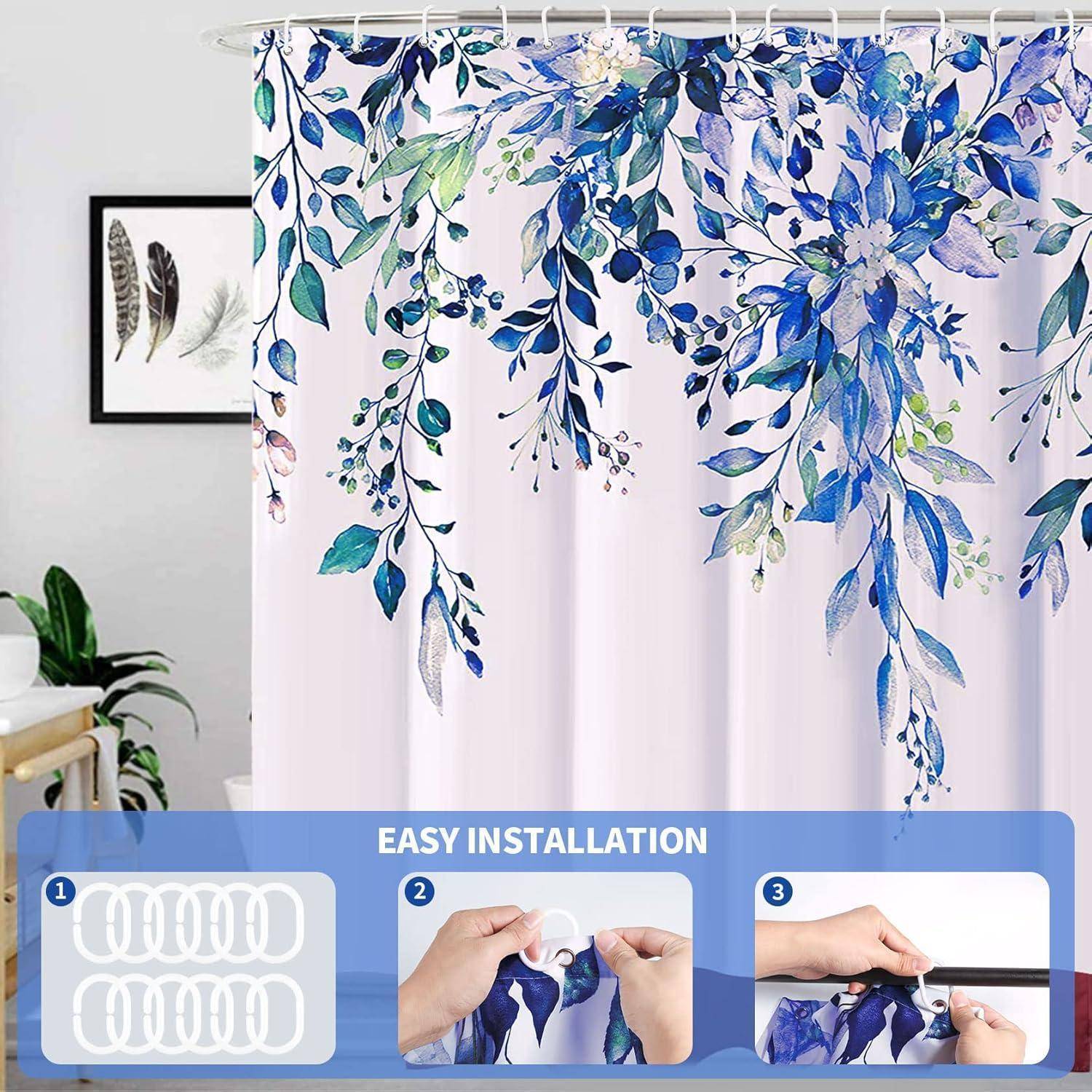 Ein dekorativer Duschvorhang mit blauen und grünen Blumenmustern ist abgebildet. Schritte für eine einfache Installation mit Haken sind darunter illustriert.