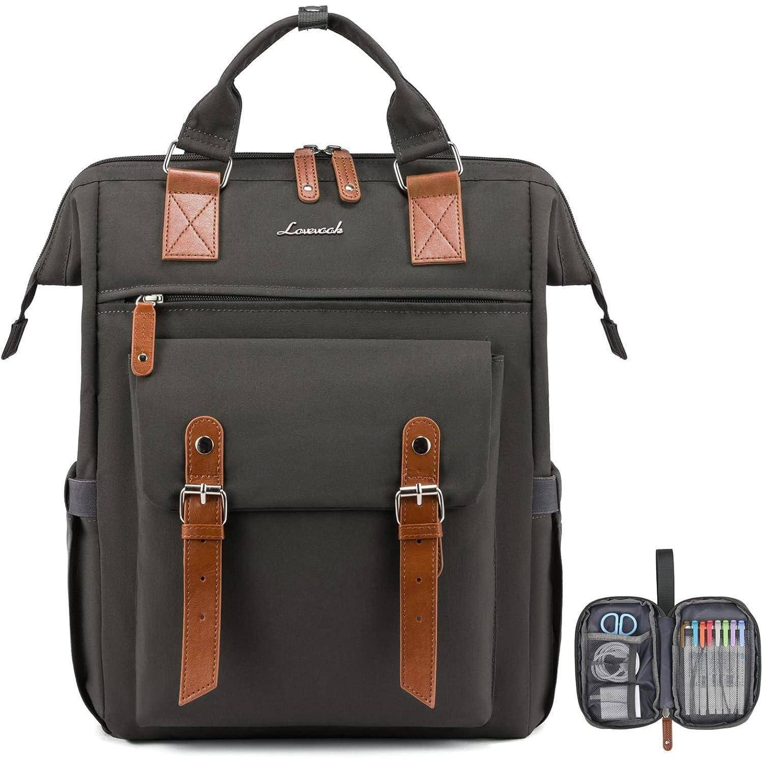 Ein dunkelgrauer Rucksack mit braunen Lederakzenten, ausgestattet mit mehreren Taschen und zwei Tragegriffen, neben einem Federmäppchen mit Stiften und einer Schere.