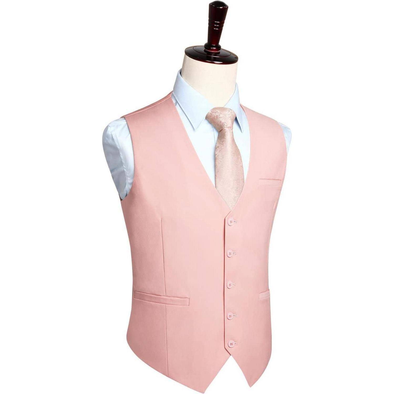 Eine rosa formelle Weste, die auf einer Schaufensterpuppe präsentiert wird, kombiniert mit einem hellblauen Hemd und einer beigen Krawatte, was eine durchdachte Kleiderentscheidung andeutet.
