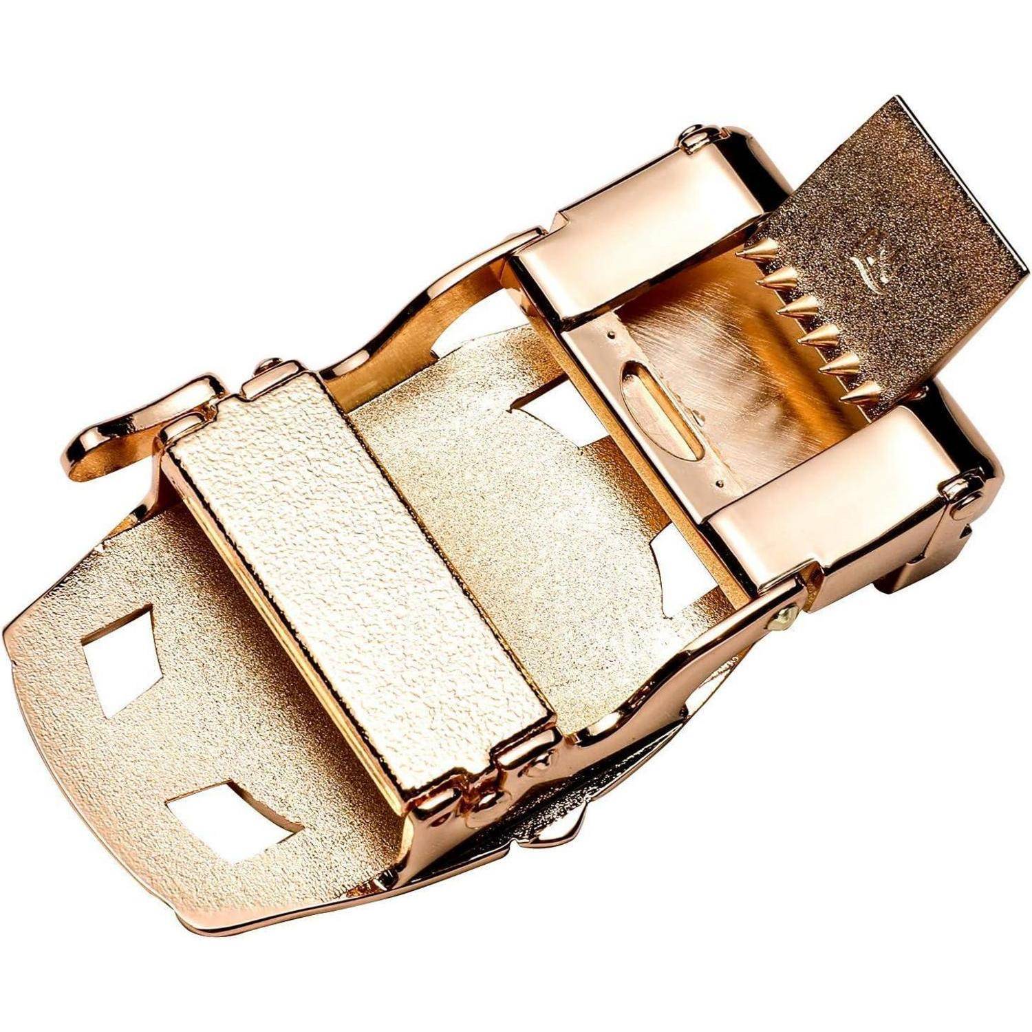 Nahaufnahme einer glänzenden goldenen Gürtelschnalle mit strukturierter Oberfläche, die einen rechteckigen Rahmen und einen Dorn zum Schließen aufweist.