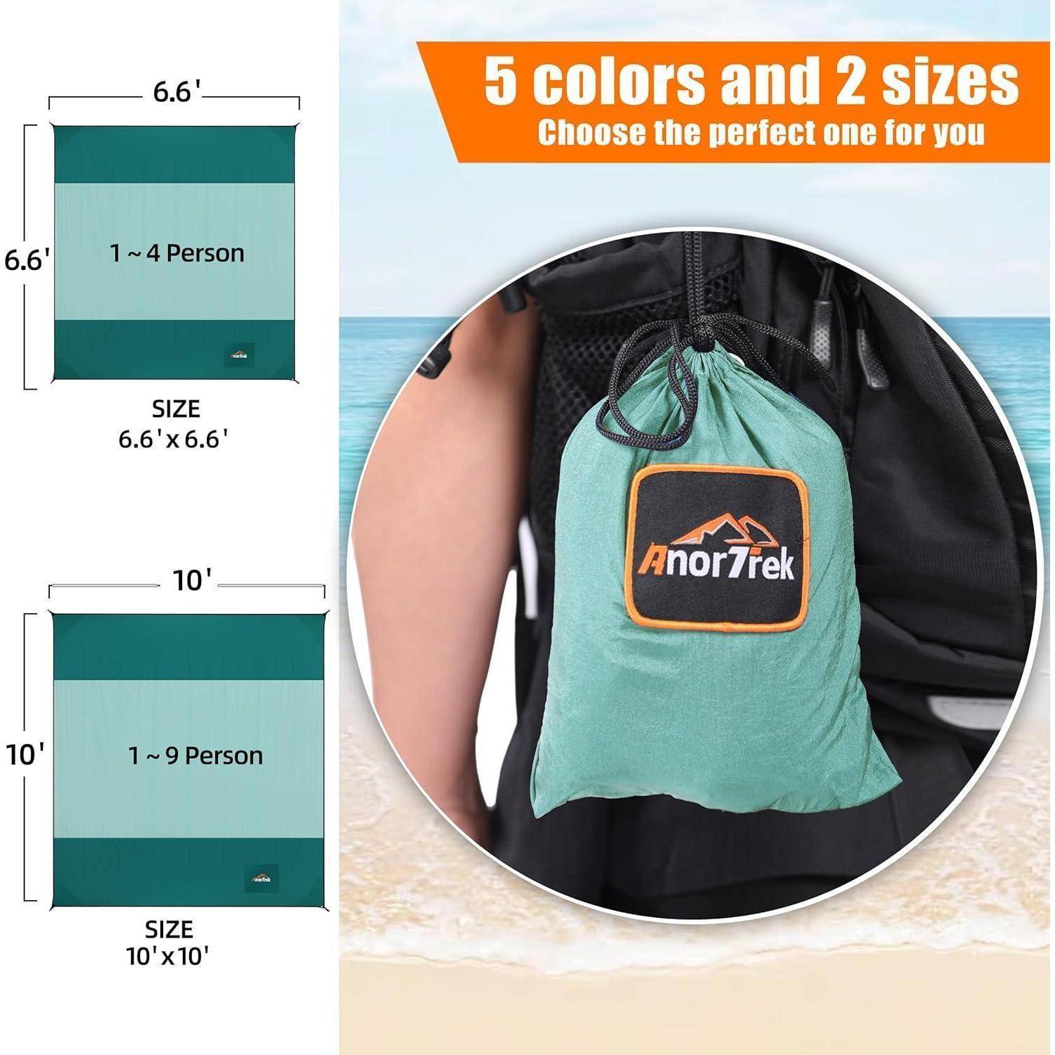 AnorTrek' Strandmatte in Größen und Farben; 2m x 2m, 3m x 3m. Bild zeigt eine gefaltete Matte in einer Tasche, die an einem Rucksack befestigt ist. Text: '5 Farben und 2 Größen. Wählen Sie die perfekte für Sie.