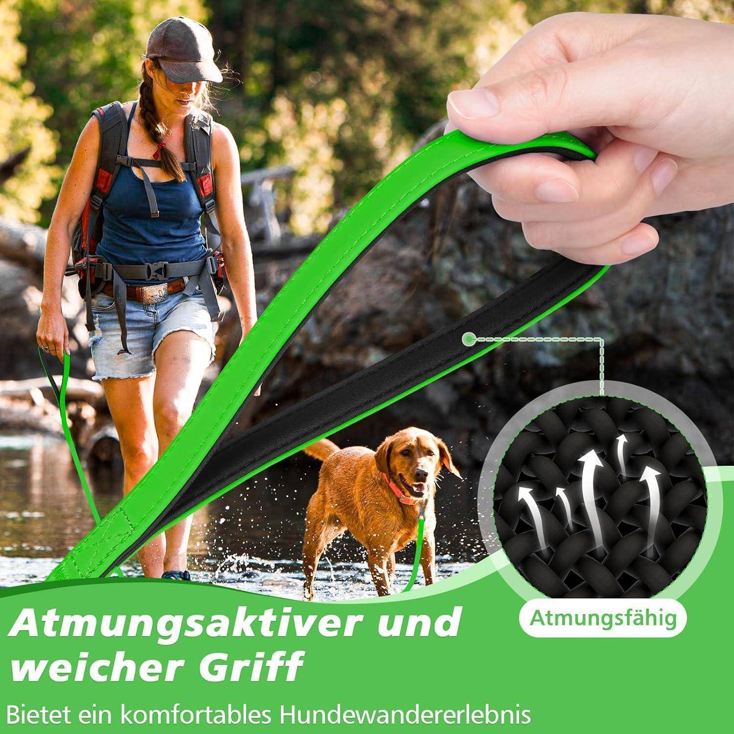 Eine Person führt einen Hund an einer grünen Leine in der Nähe eines Flusses. Text im Bild: 'Atmungsaktiver und weicher Griff'. Ausgestattet mit einem atmungsaktiven, weichen Griff.