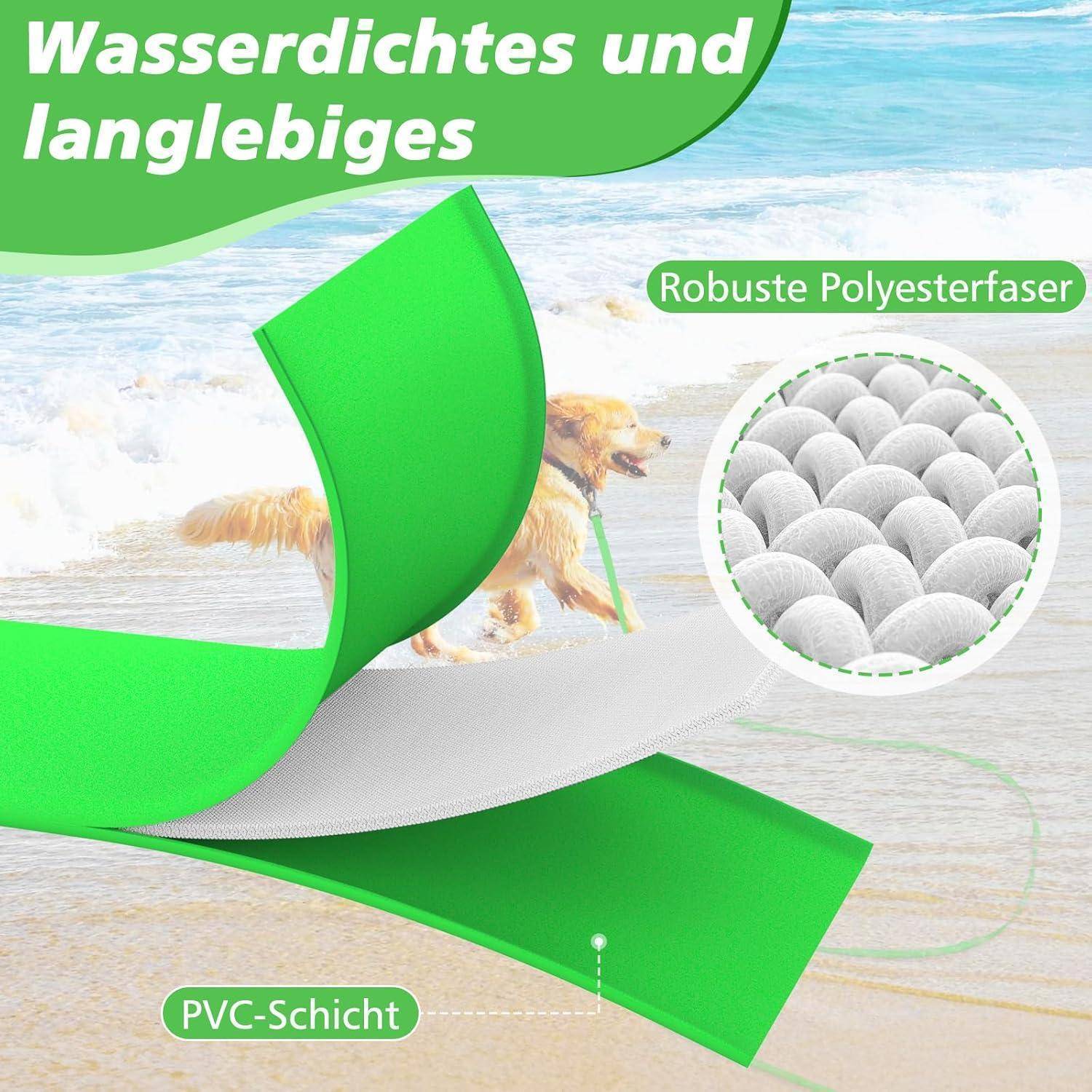 Eine grüne Matte mit Querschnittsansicht, die Schichten aus robuster Polyesterfaser und PVC-Schicht zeigt. Hintergrund: Hund spielt mit einem Ball.