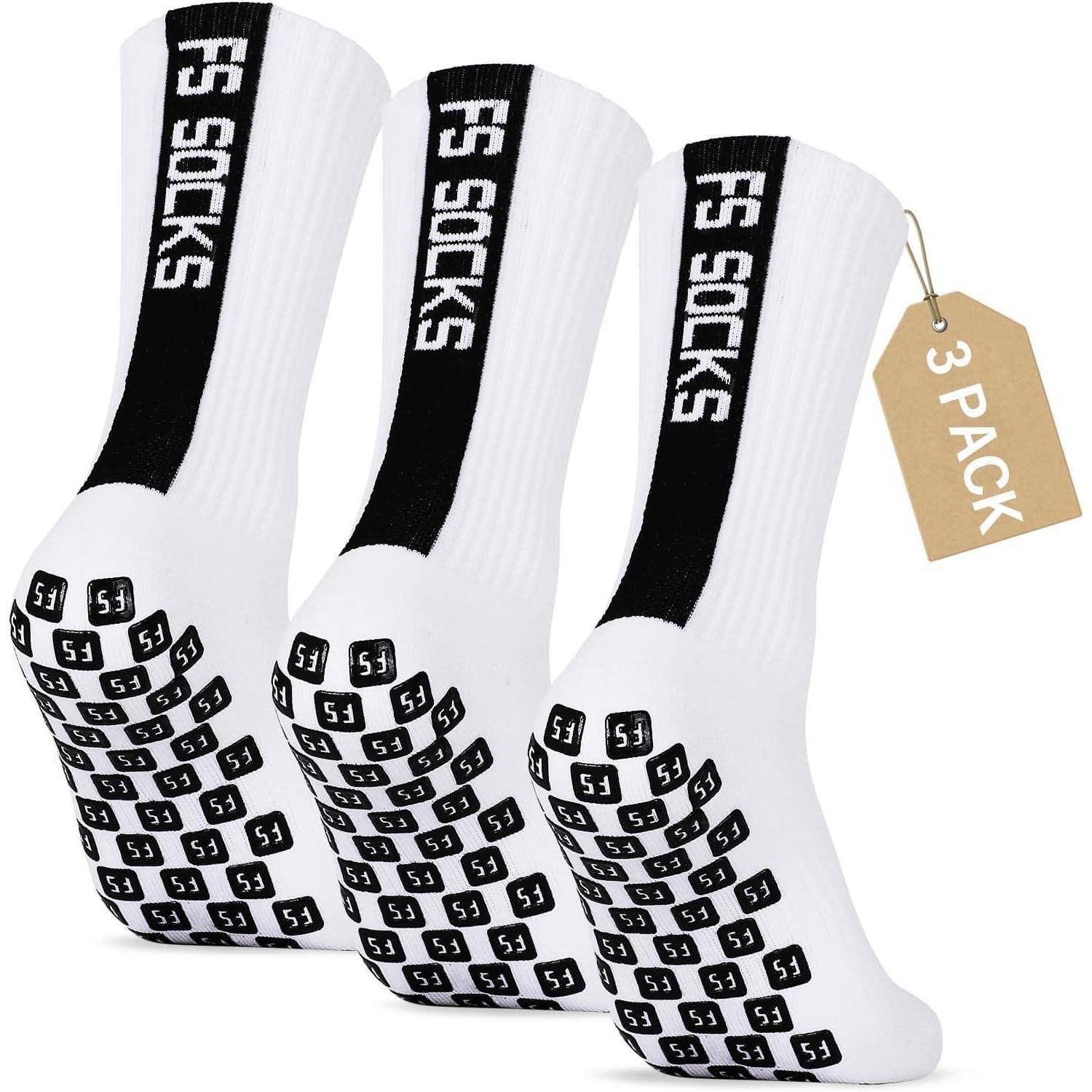 Drei Paare weiße rutschfeste Socken mit schwarzem 'FS SOCKS' Schriftzug auf der Rückseite, mit einem schwarzen Rutschmuster auf der Sohle.