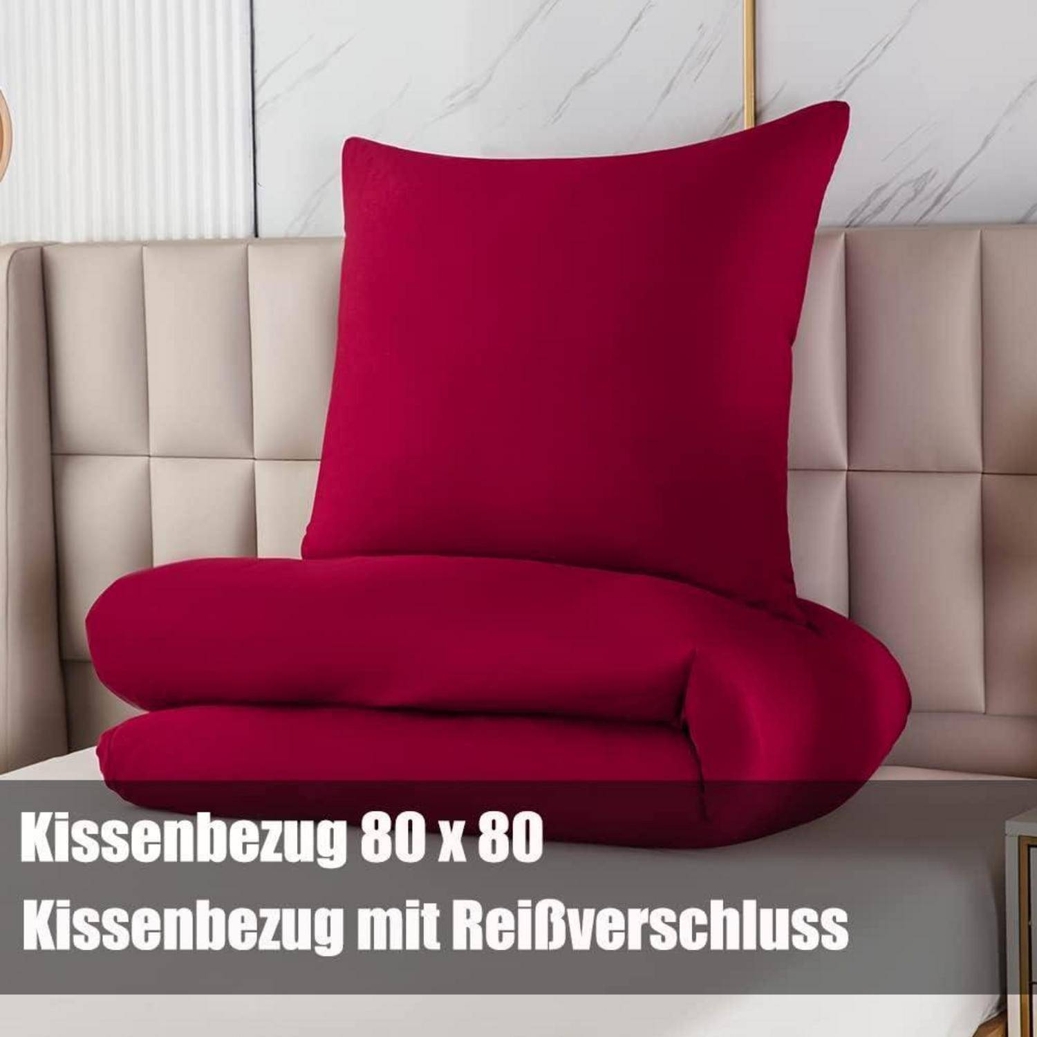 Ein roter Kissenbezug liegt auf einem beigen Sofa. Der Text auf dem Bild lautet: 'Kissenbezug 80 x 80' und 'Kissenbezug mit Reißverschluss.