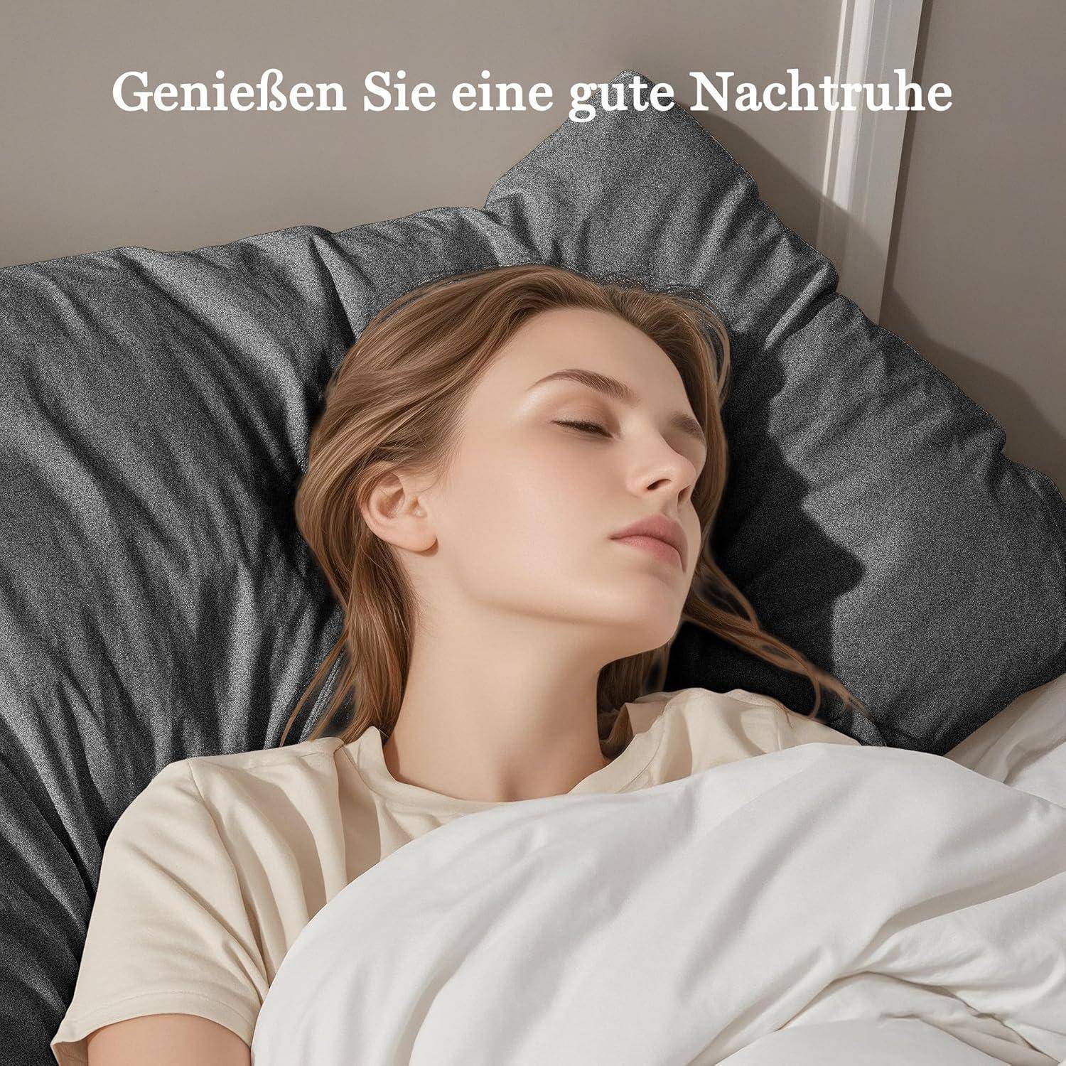 Eine Frau schläft friedlich im Bett mit einem grauen Kissen und einer weißen Decke; Text auf Deutsch darüber liest sich: 