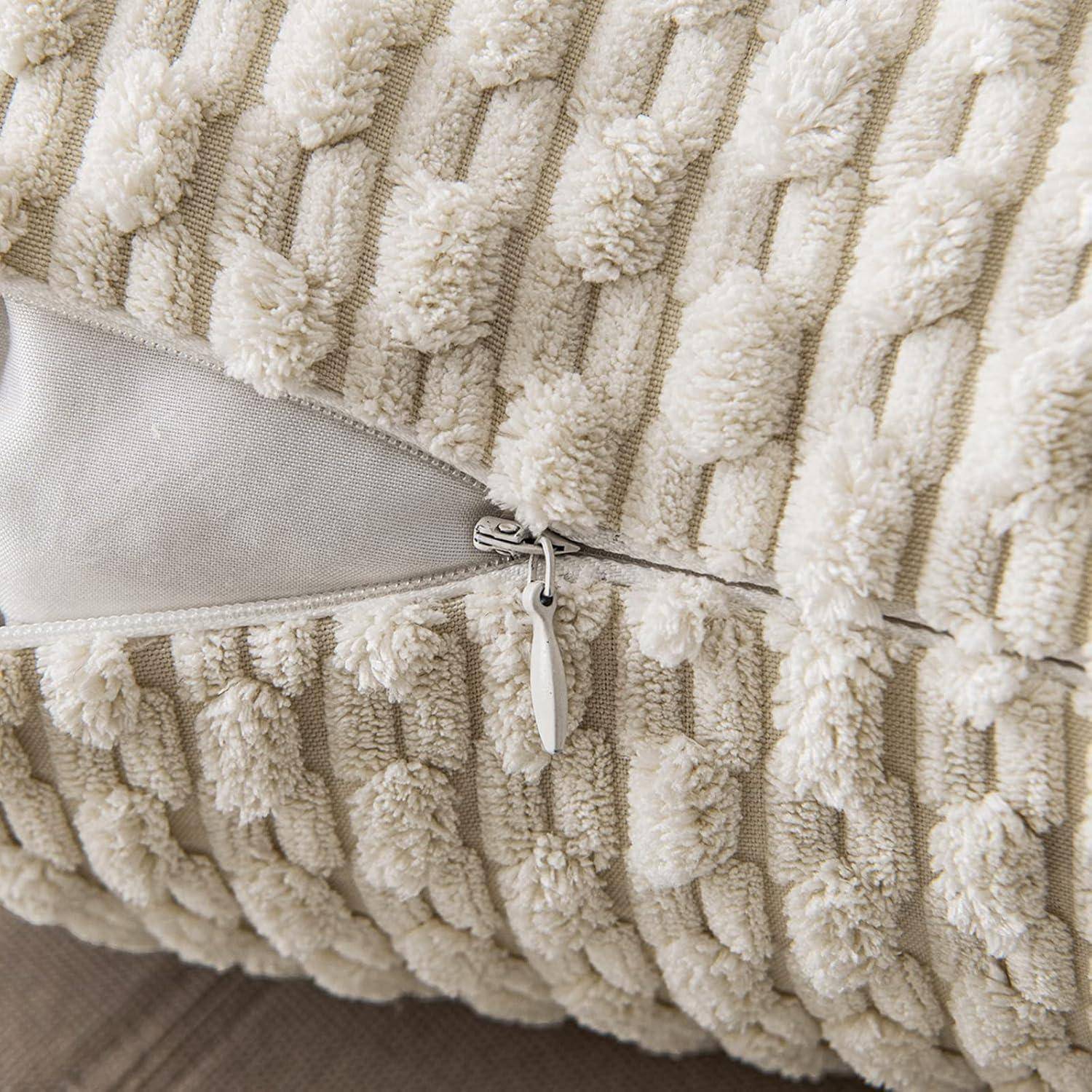 Eine Nahaufnahme eines beigen, strukturierten Kissens mit einem sichtbar leicht geöffneten Reißverschluss, der die Stoffstruktur und Designdetails des Kissens zeigt.