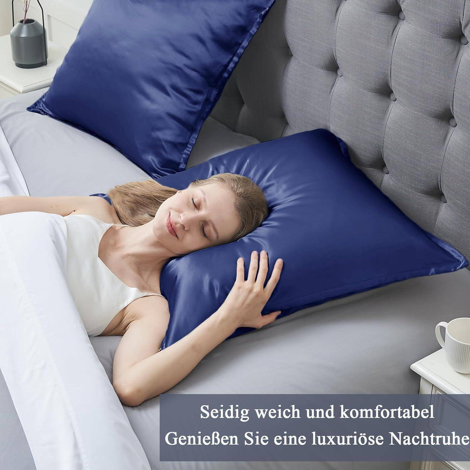 Eine Frau schläft friedlich auf einem Bett mit blauen Seidenlaken und Kissen. Deutscher Text lautet: 