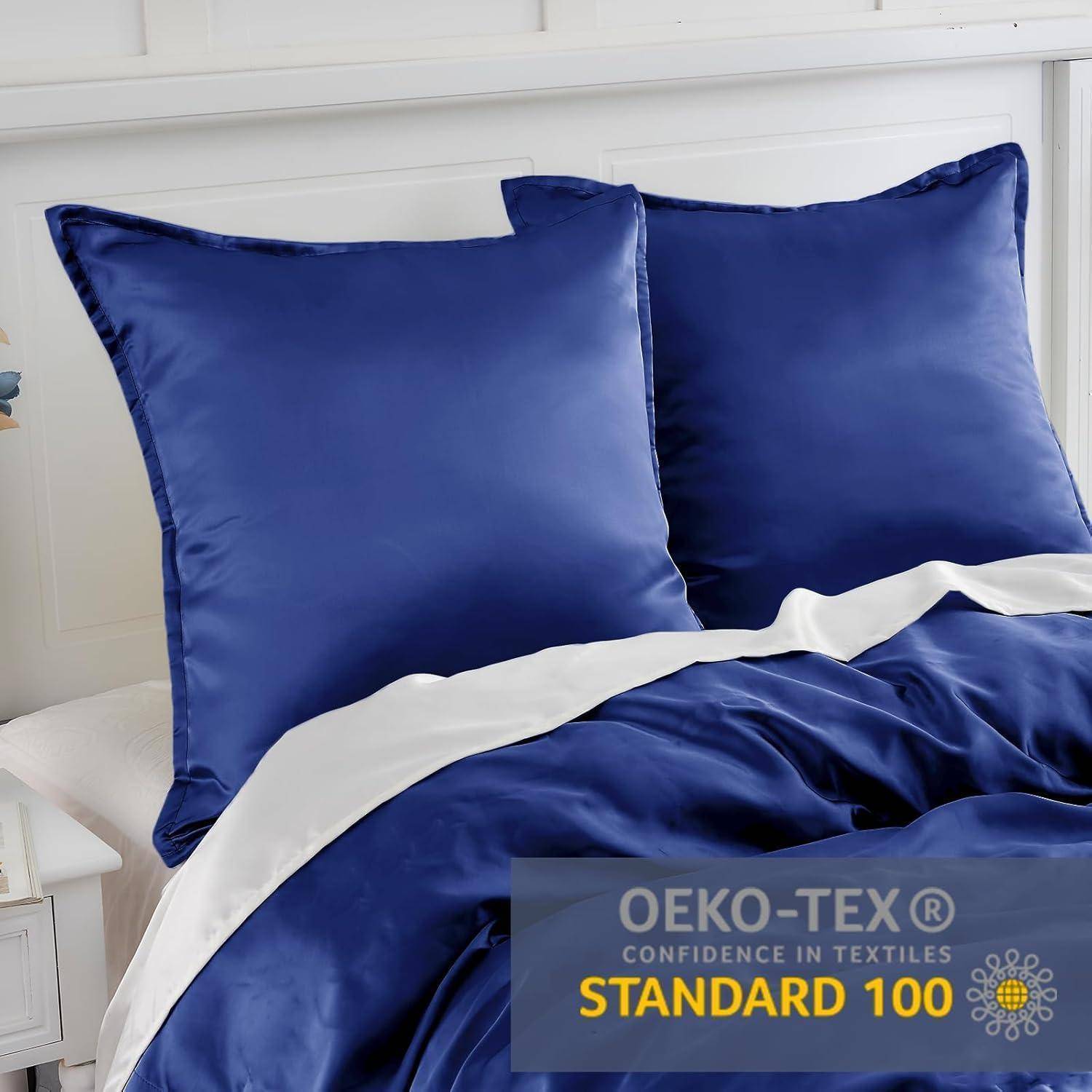 Blau-satinierte Bettwäsche auf einem Bett mit zwei Kissen. Ein Etikett in der Ecke liest: 
