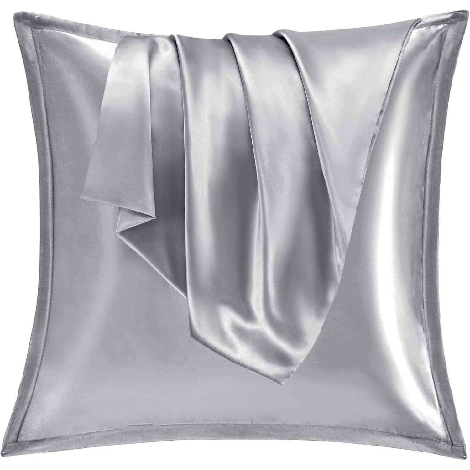 Ein glänzendes, silbernes Satin-Kissen mit einem passenden Satin-Tuch, das darüber drapiert ist und einen luxuriösen Eindruck vermittelt.