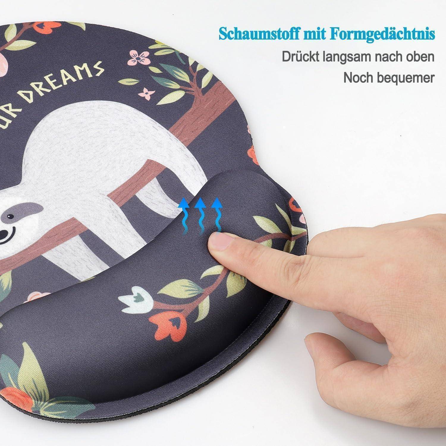 Eine Hand drückt ein Memory-Schaum-Handgelenkauflage-Pad mit einem Faultier und floralem Design, und der Text liest sich 