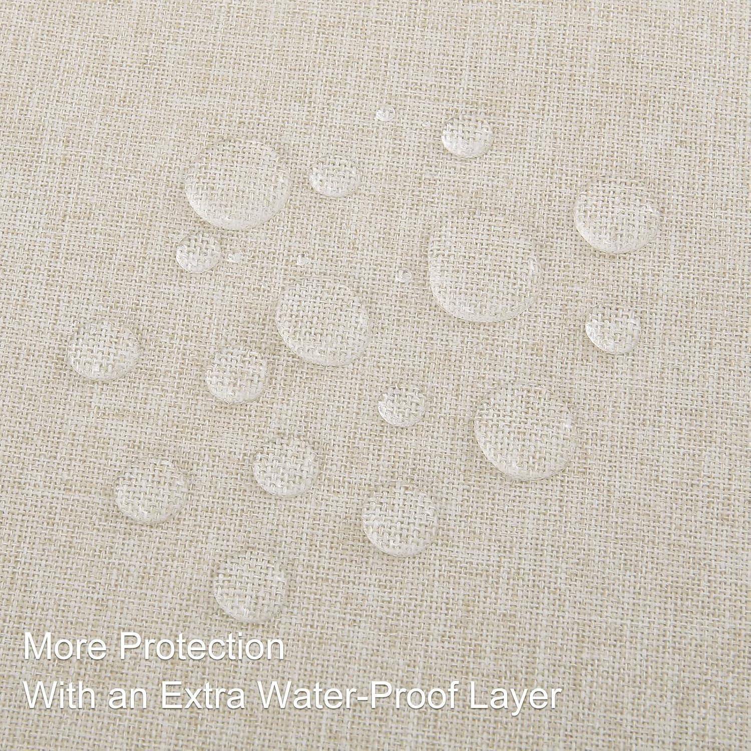 Wassertropfen auf einer beigen Stoffoberfläche zeigen deren wasserabweisende Schicht; Text liest sich: Mehr Schutz mit einer zusätzlichen wasserdichten Schicht.