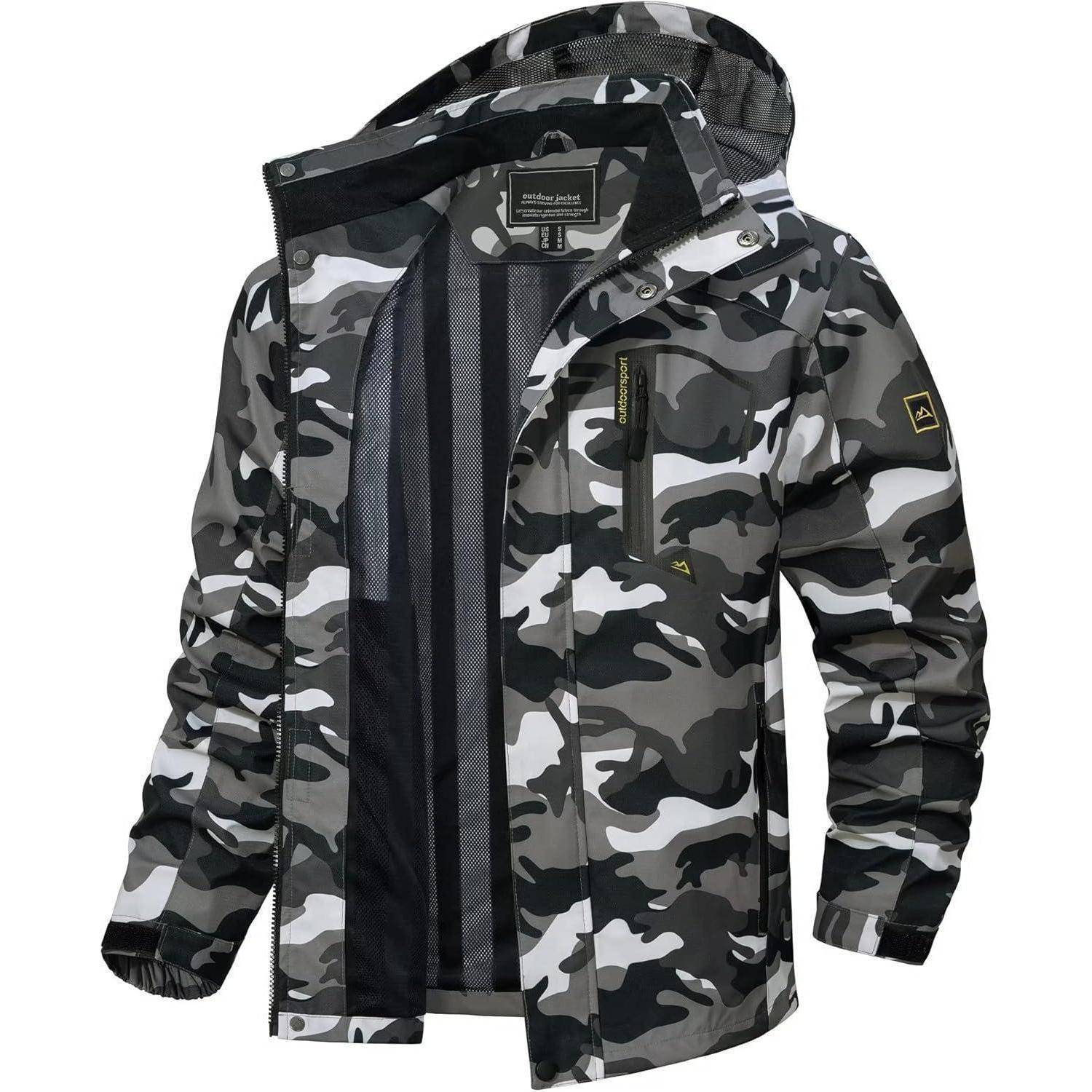 Tarnjacke mit Kapuze, Reißverschluss vorne und Taschen, mit einer Mischung aus schwarz, weiß und grauen Mustern, auf einer Schaufensterpuppe präsentiert.
