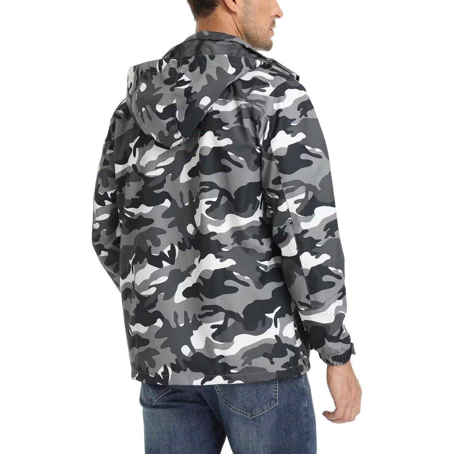 Mann mit einer grauen Tarnjacke mit Kapuze, von hinten gesehen, nach rechts blickend, vor einem einfarbigen Hintergrund stehend.