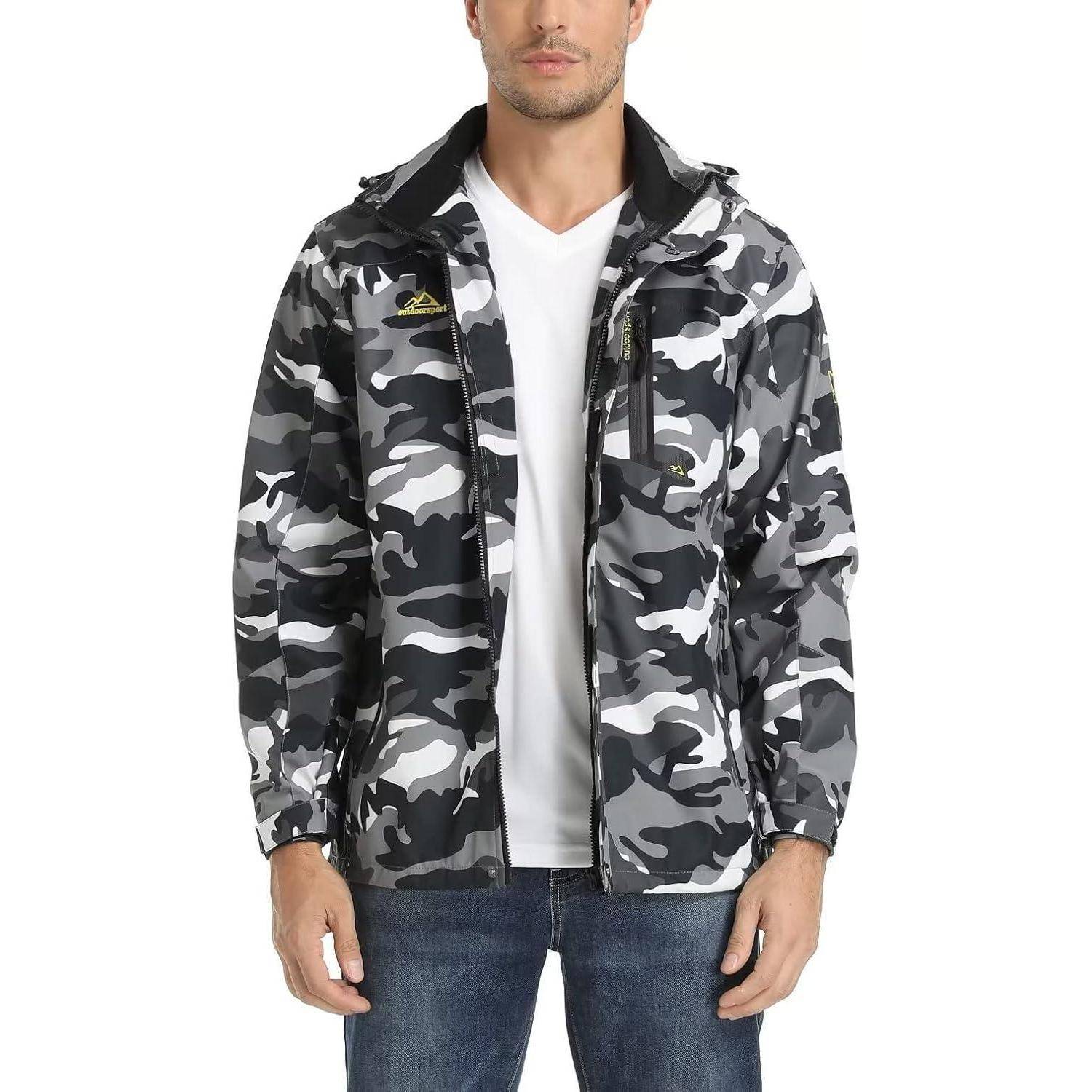 Eine Person trägt eine graue Tarnjacke über einem weißen Hemd mit blauen Jeans. Die Jacke hat ein gelbes Logo und zwei Brusttaschen.