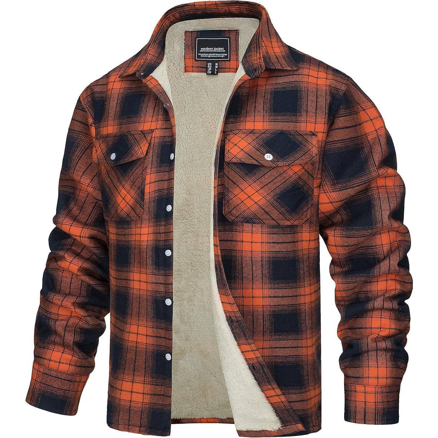 Eine karierte, langärmelige Jacke in Schattierungen von Orange und Marineblau, mit einem fleecegefütterten Innenfutter und Knopfverschluss.