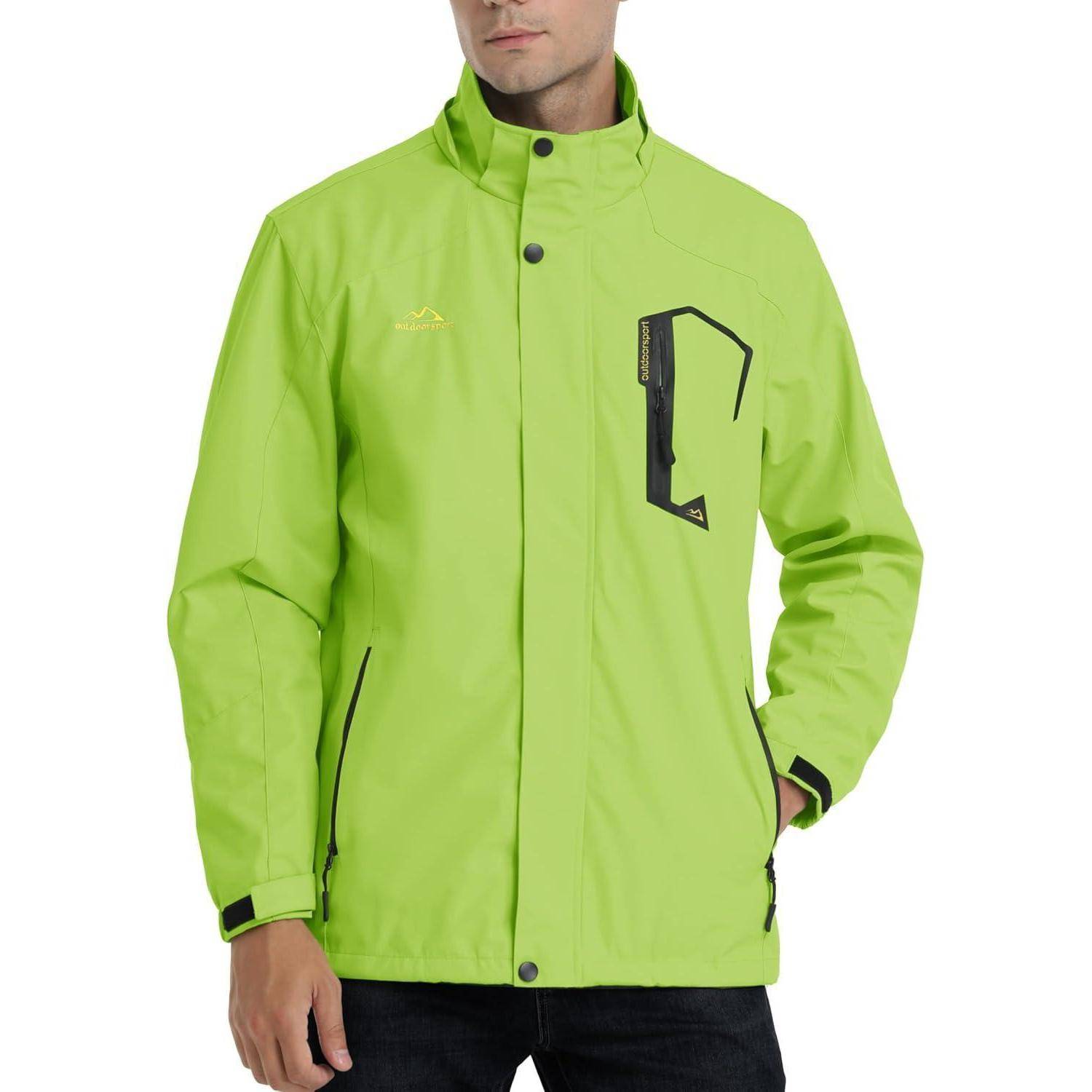 Eine Person, die eine leuchtend grüne Outdoorjacke mit schwarzen Reißverschlüssen und einem hohen Kragen trägt, die für kalte Wetterbedingungen oder Wanderaktivitäten geeignet ist.