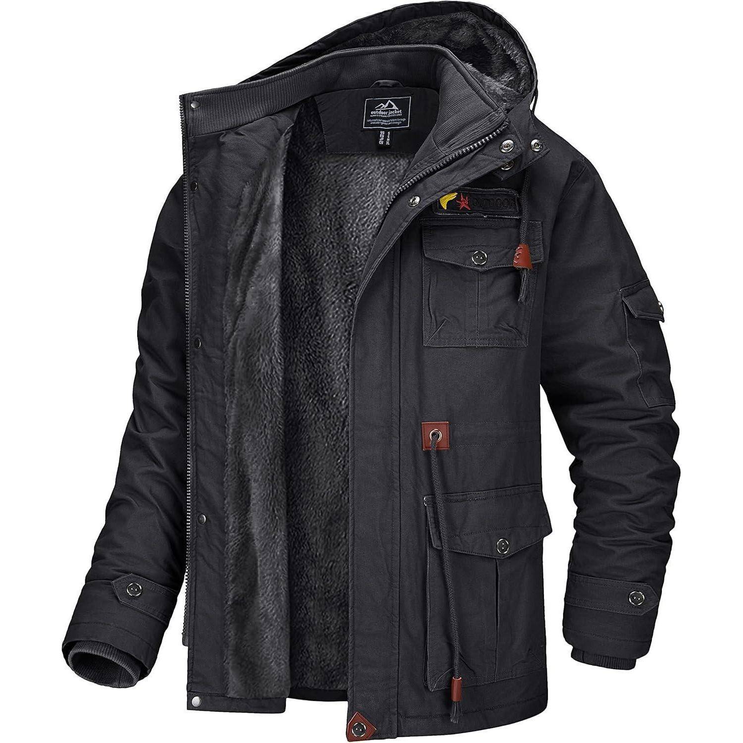 Eine schwarze, isolierte Winterjacke mit Kapuze und mehreren Taschen, geöffnet, um die weiche Innenfütterung zu zeigen.