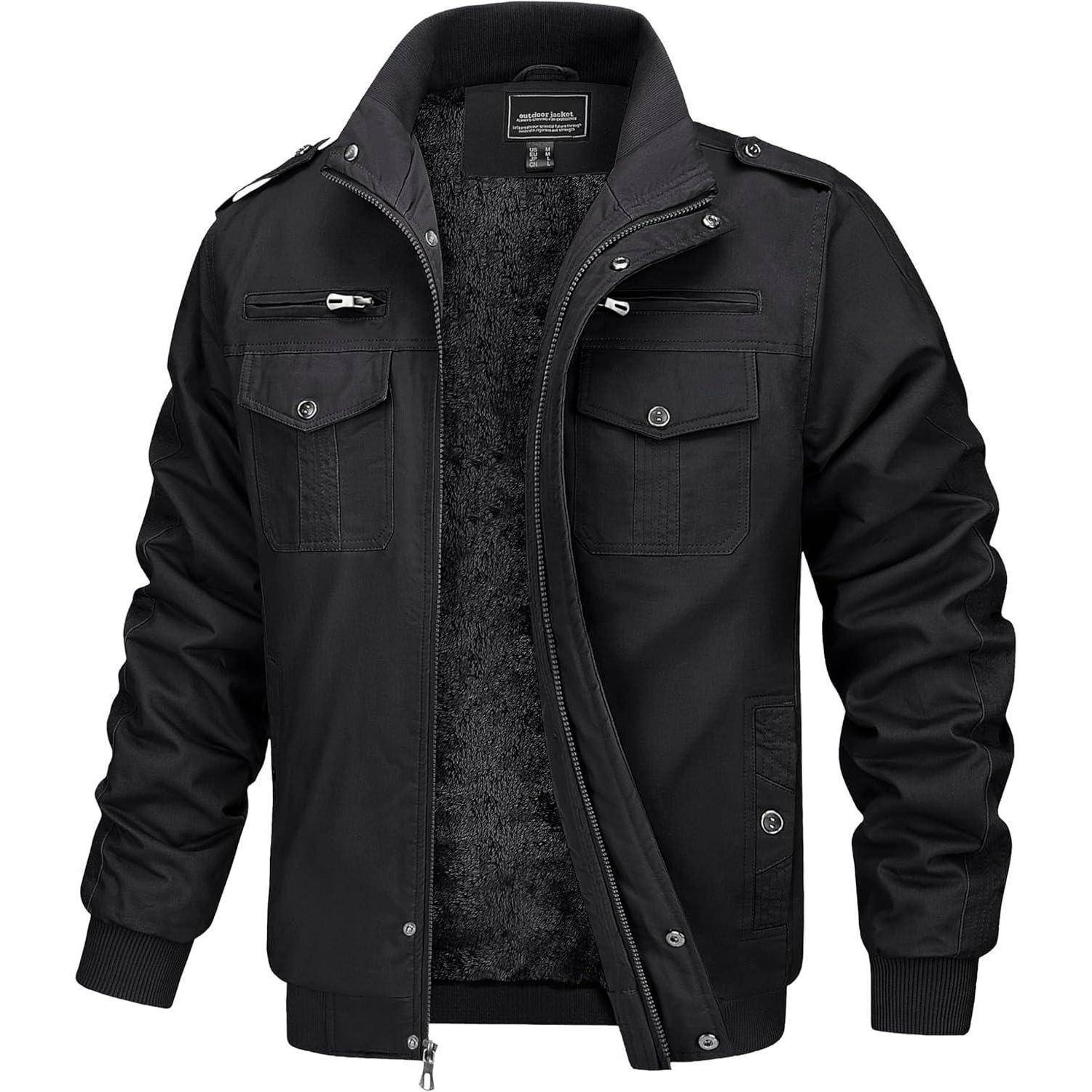 Eine schwarze Herrenjacke mit mehreren Taschen, einem Reißverschluss und einem weichen Innenfutter wird auf weißem Hintergrund präsentiert.