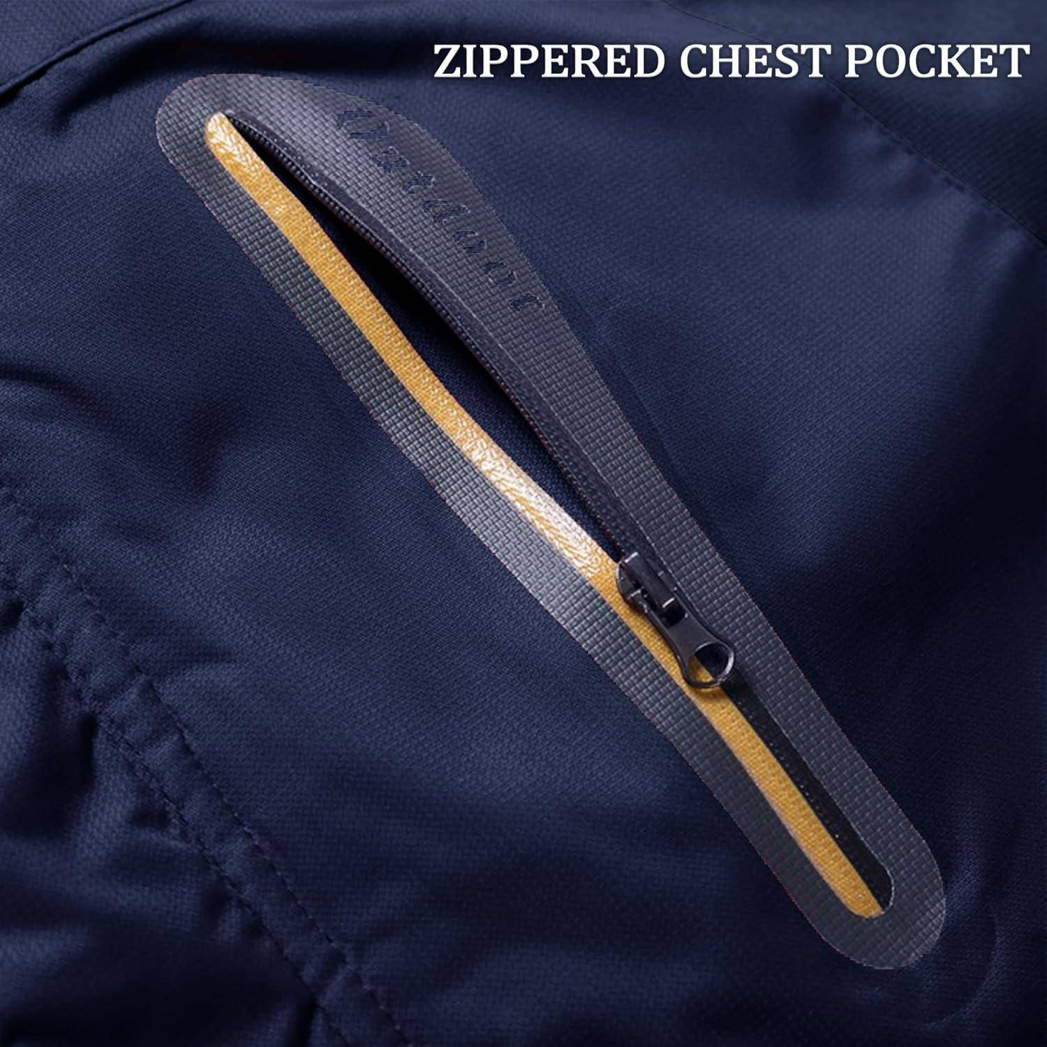 Nahaufnahme einer Jacke mit Reißverschluss-Brusttasche, mit gelben Akzenten und Text darüber, der „REISSVERSCHLUSS-BRUSTTASCHE
