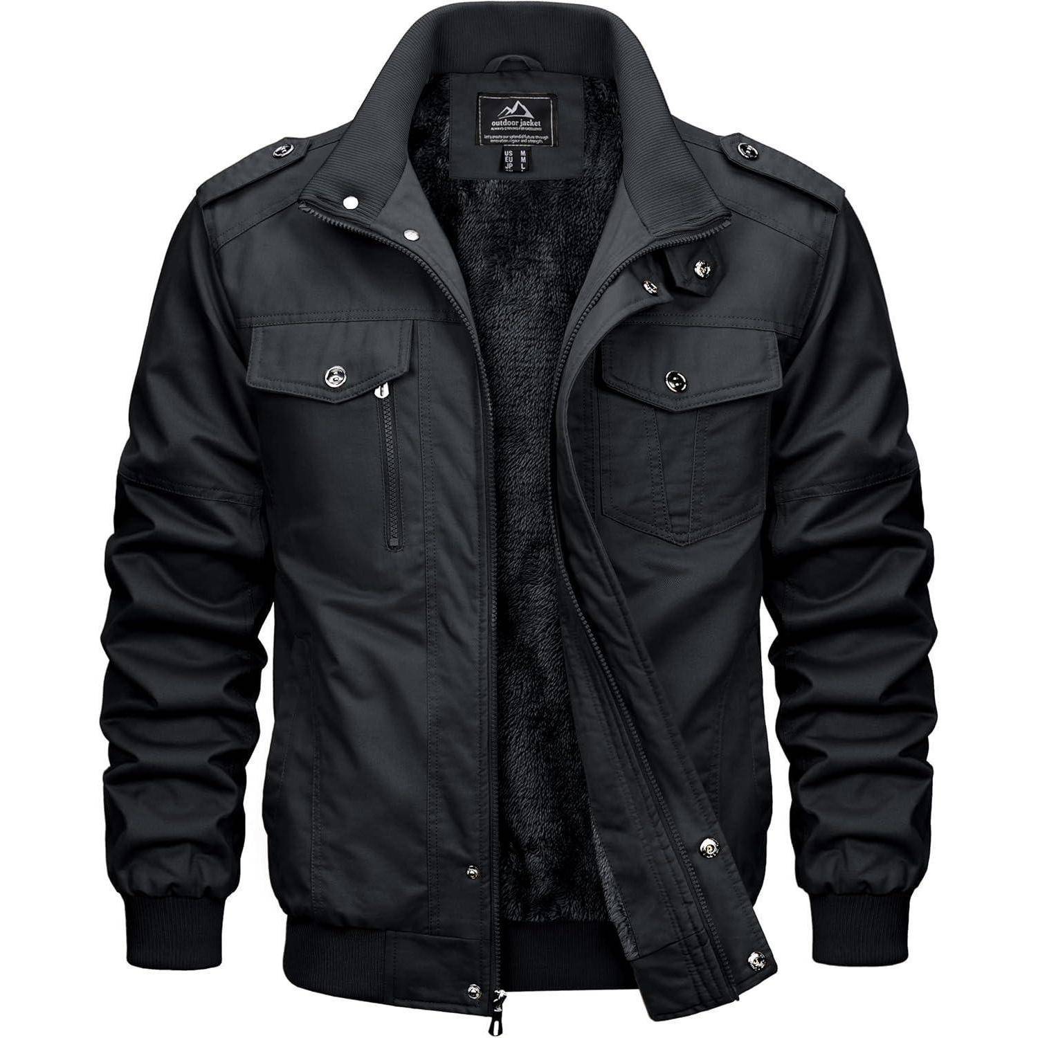 Eine schwarze Herrenjacke mit Stehkragen, Reißverschluss- und Druckknopfverschluss sowie mehreren Vordertaschen, die vor einem weißen Hintergrund präsentiert wird.