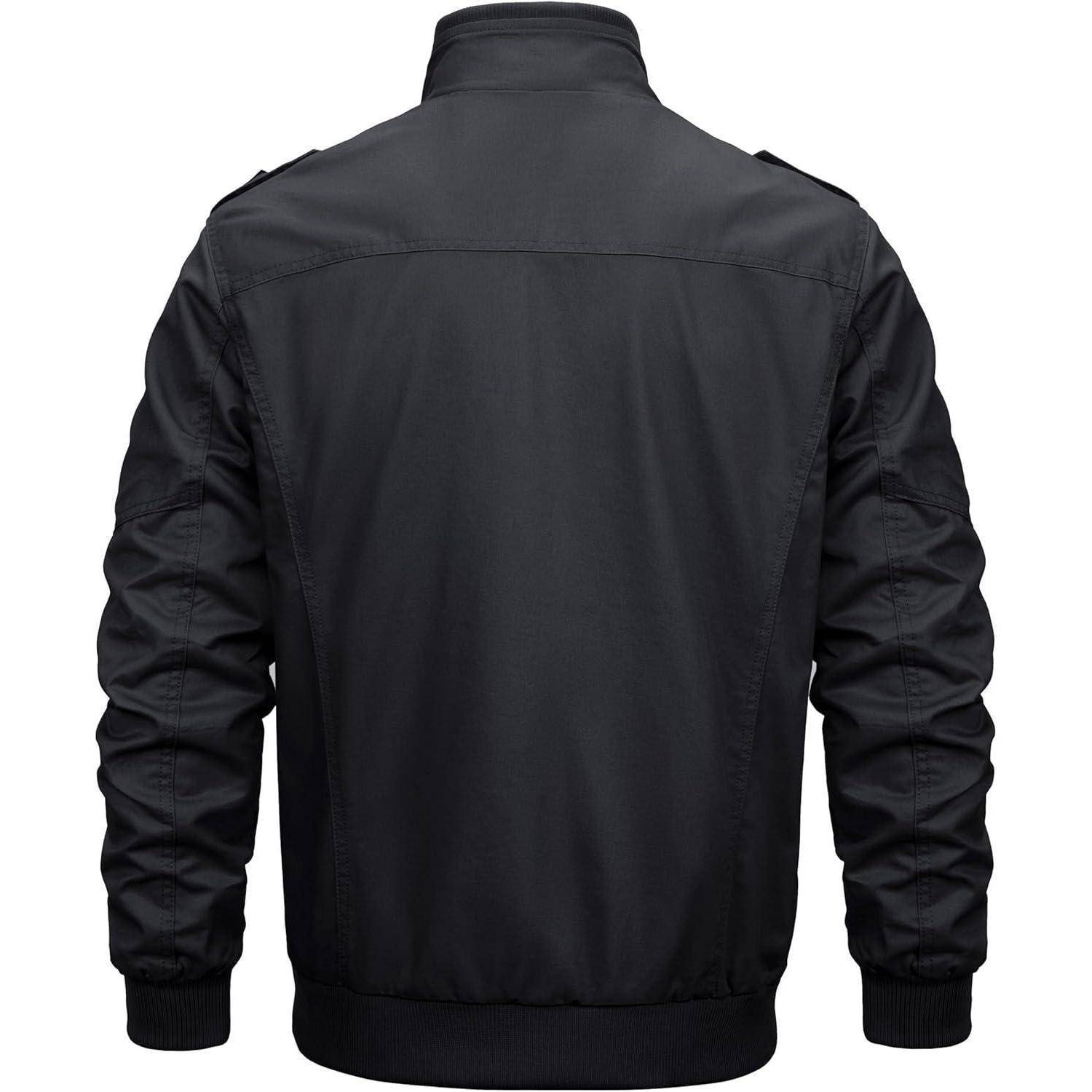 Eine schwarze Bomberjacke wird von hinten gezeigt, mit einem hohen Kragen und gerafften Ärmeln.