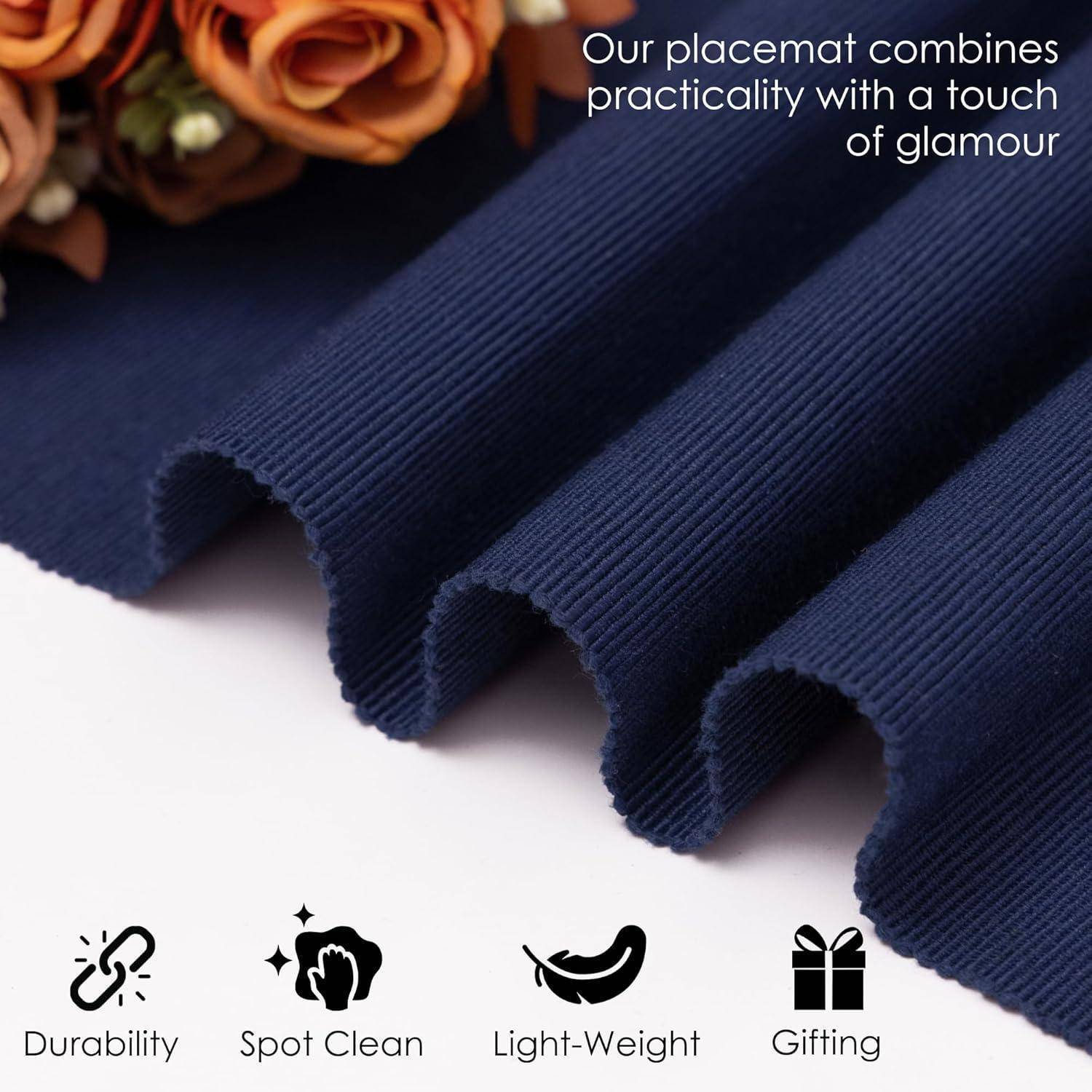 Marineblauer Tischset-Stoff mit Blumenakzenten. Text lautet: „Unser Tischset verbindet Praktikabilität mit einem Hauch von Glamour.