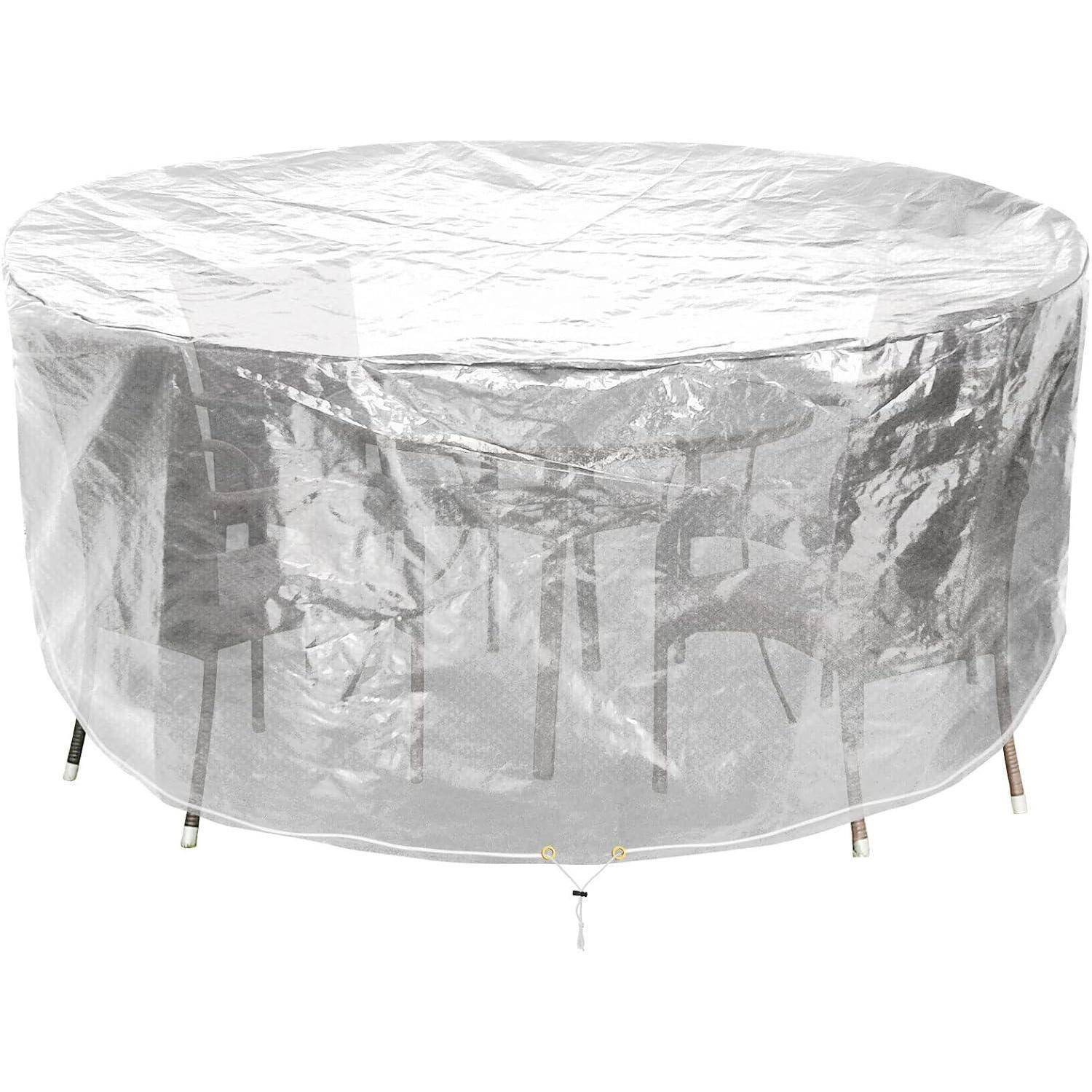 Runder Gartentisch mit Stühlen, die von einer transparenten Schutzhülle bedeckt sind.