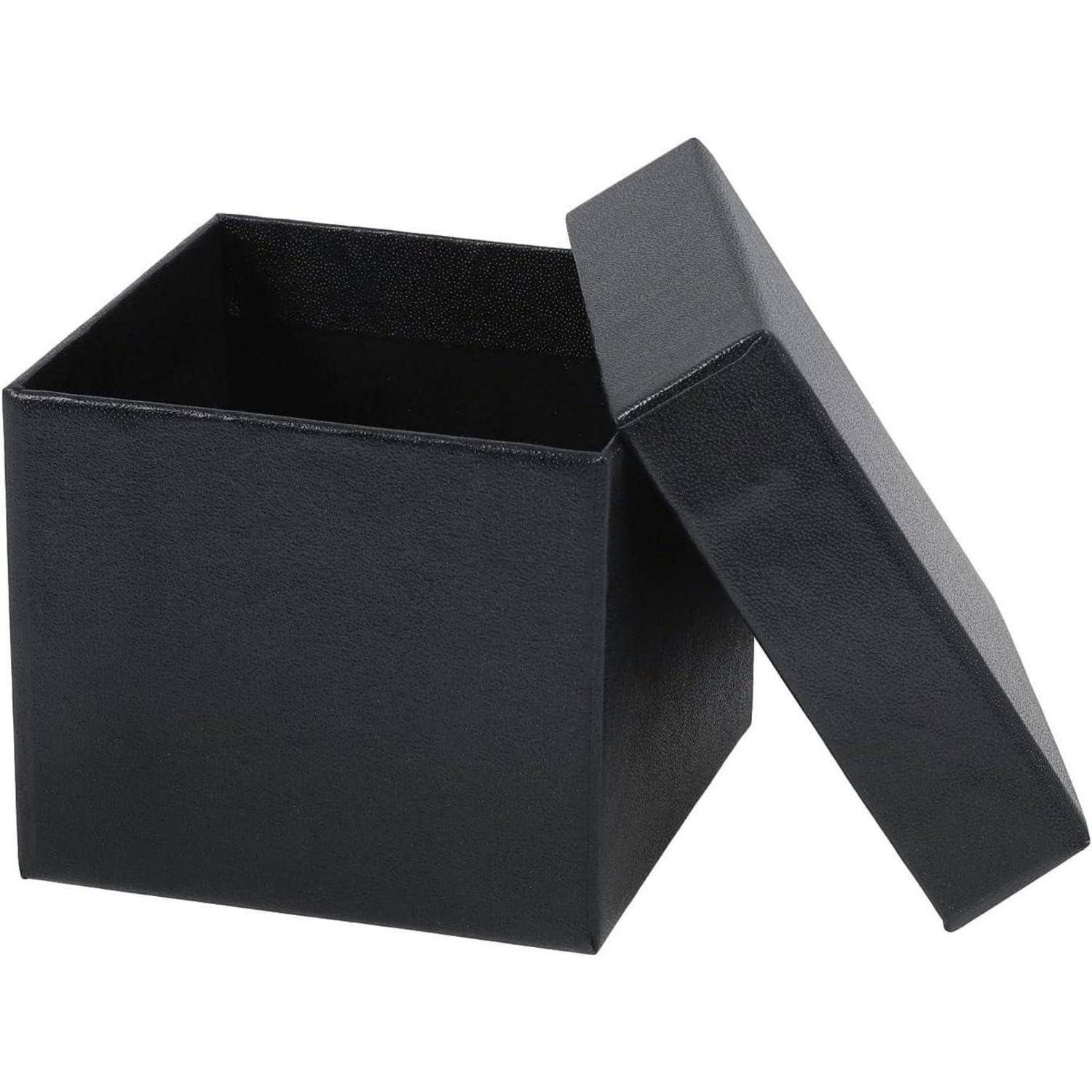 Eine offene schwarze Box mit einem abgenommenen Deckel, die das Potenzial für Aufbewahrung oder das Enthüllen von Inhalten andeutet.