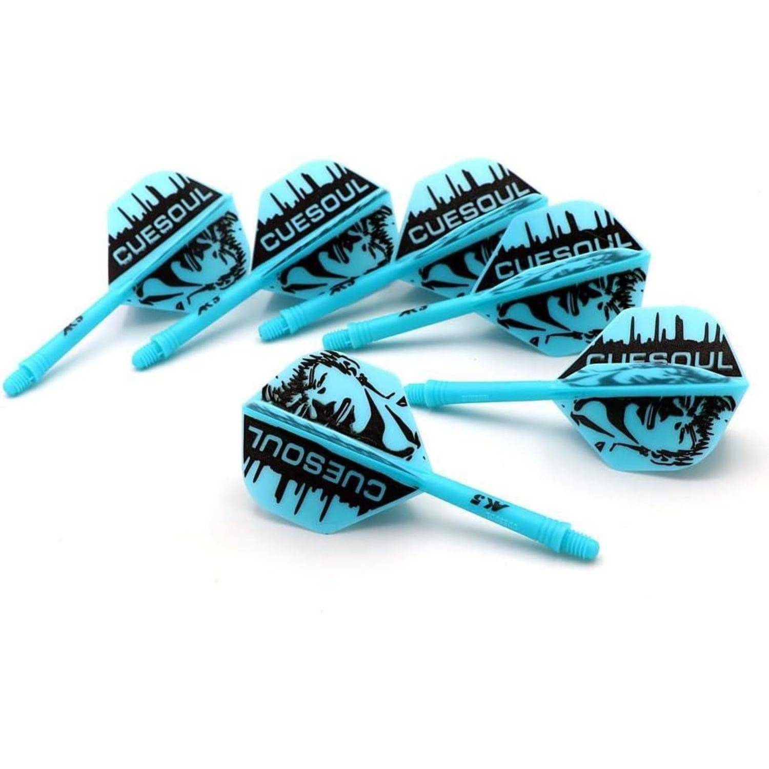 Sechs blaue Dartpfeile mit Tigerdesigns und dem Aufdruck 'CUESOUL' auf schwarz-blauen Flightfedern, in einer verstreuten Anordnung.