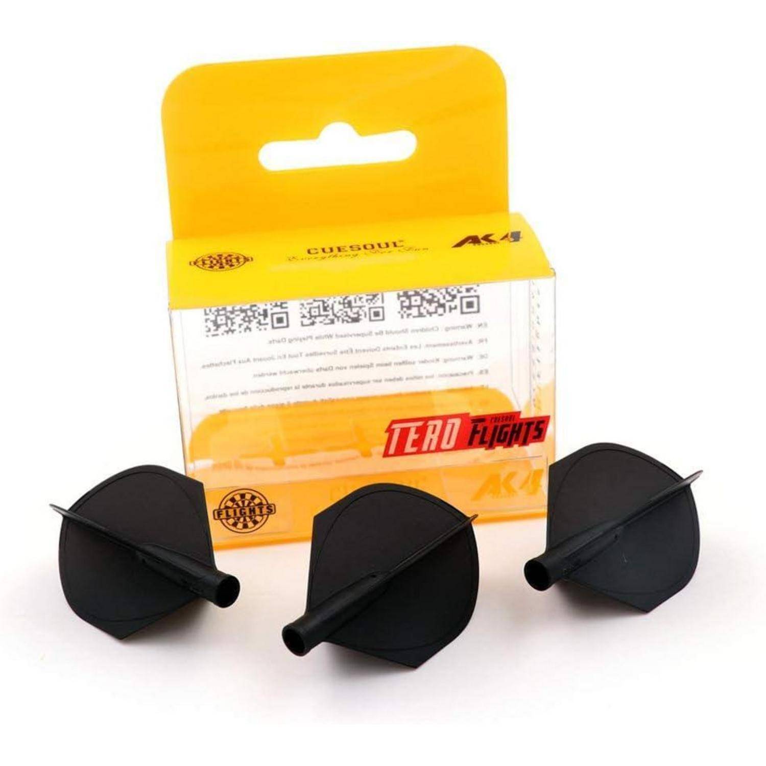 Ein Paket mit schwarzen Dartflights, auf dessen Verpackung die Markierung 'AK4 Tero Flights' sichtbar ist, und drei Dartflights, die davor ausgelegt sind.