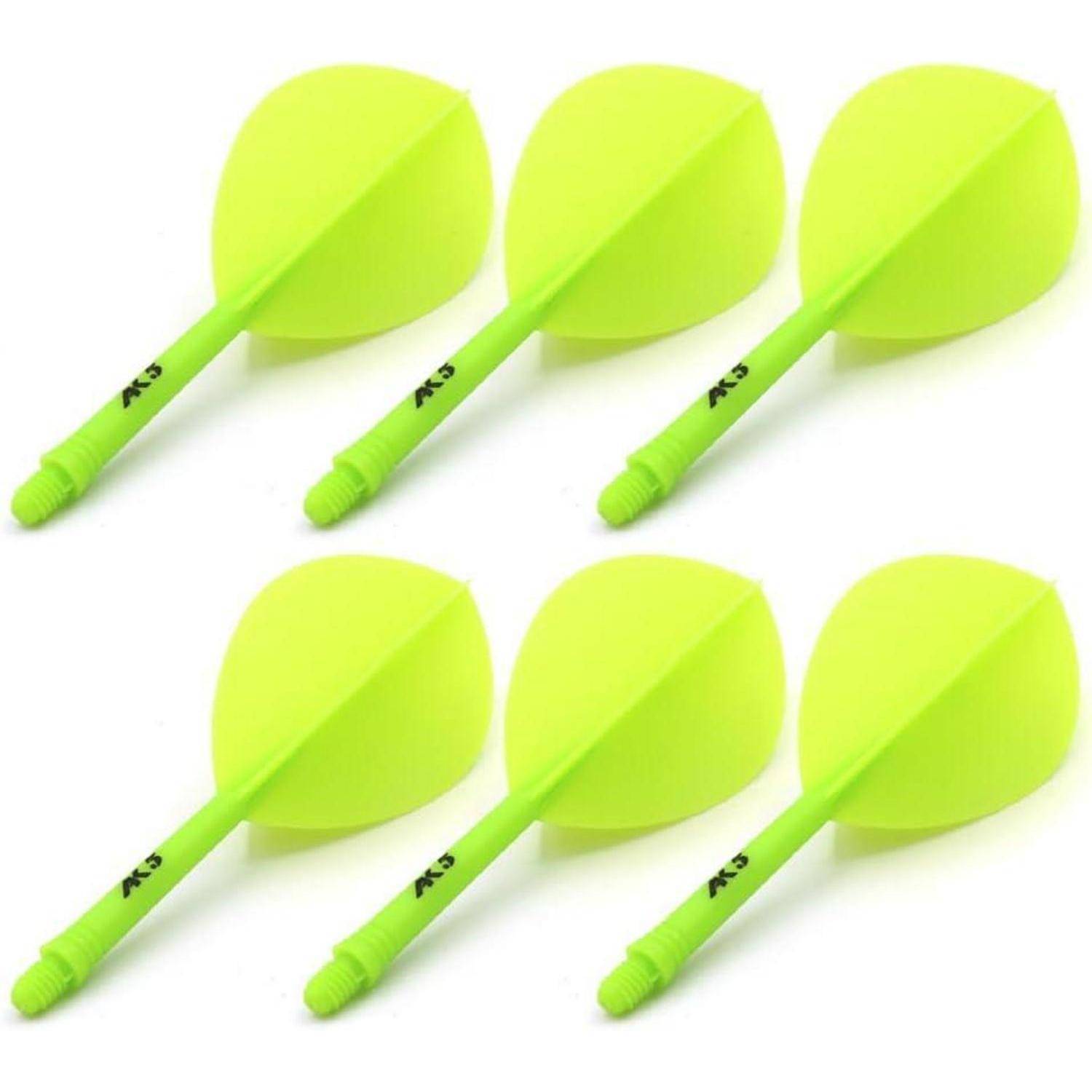 Sechs neongelbe Dartflights, die in zwei diagonalen Reihen vor einem weißen Hintergrund angeordnet sind.