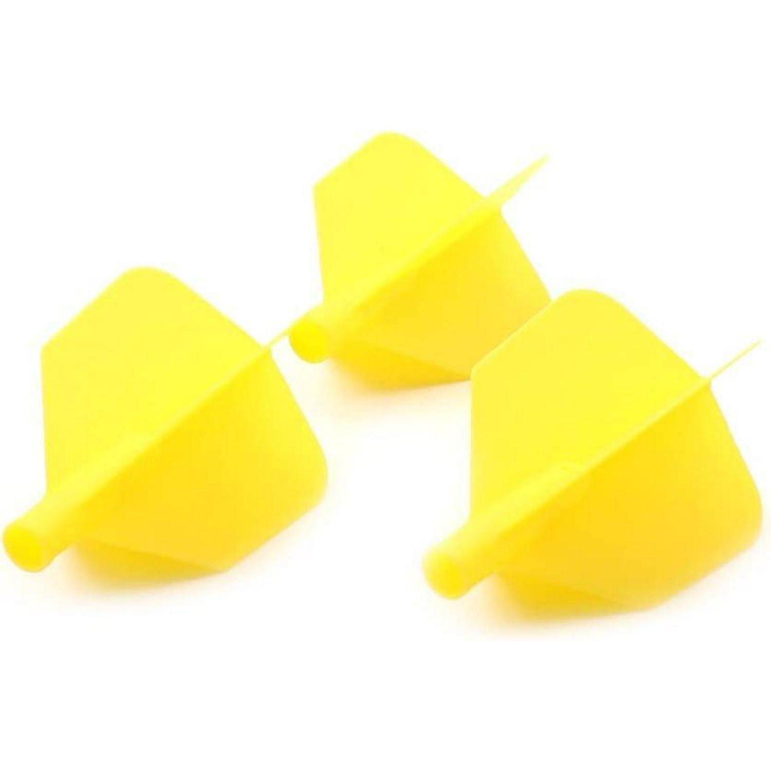 Drei gelbe Plastik-Dartflights auf einem weißen Hintergrund, in einer Dreiecksanordnung angeordnet.