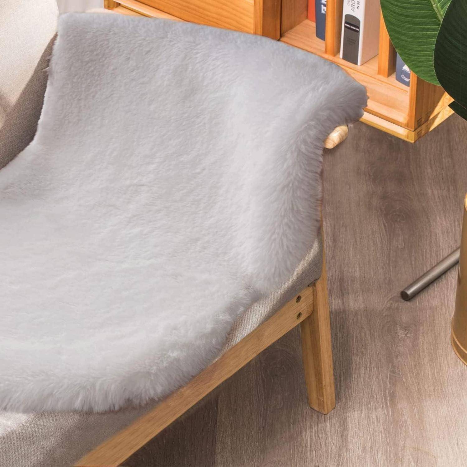 Teppich Fellteppich Kunstfell Schlafzimmer 60 x 120 cm (Fellform) Grau