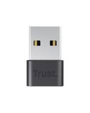 Nahaufnahme eines kleinen Trust USB-Adapters/Dongles auf weißem Hintergrund, zeigt den USB-Stecker und die schwarze Basis mit dem 